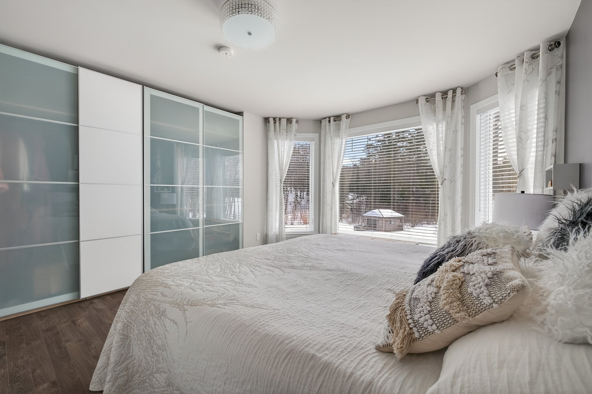 Chambre à coucher principale - Au rdc, grandes fenêtres.