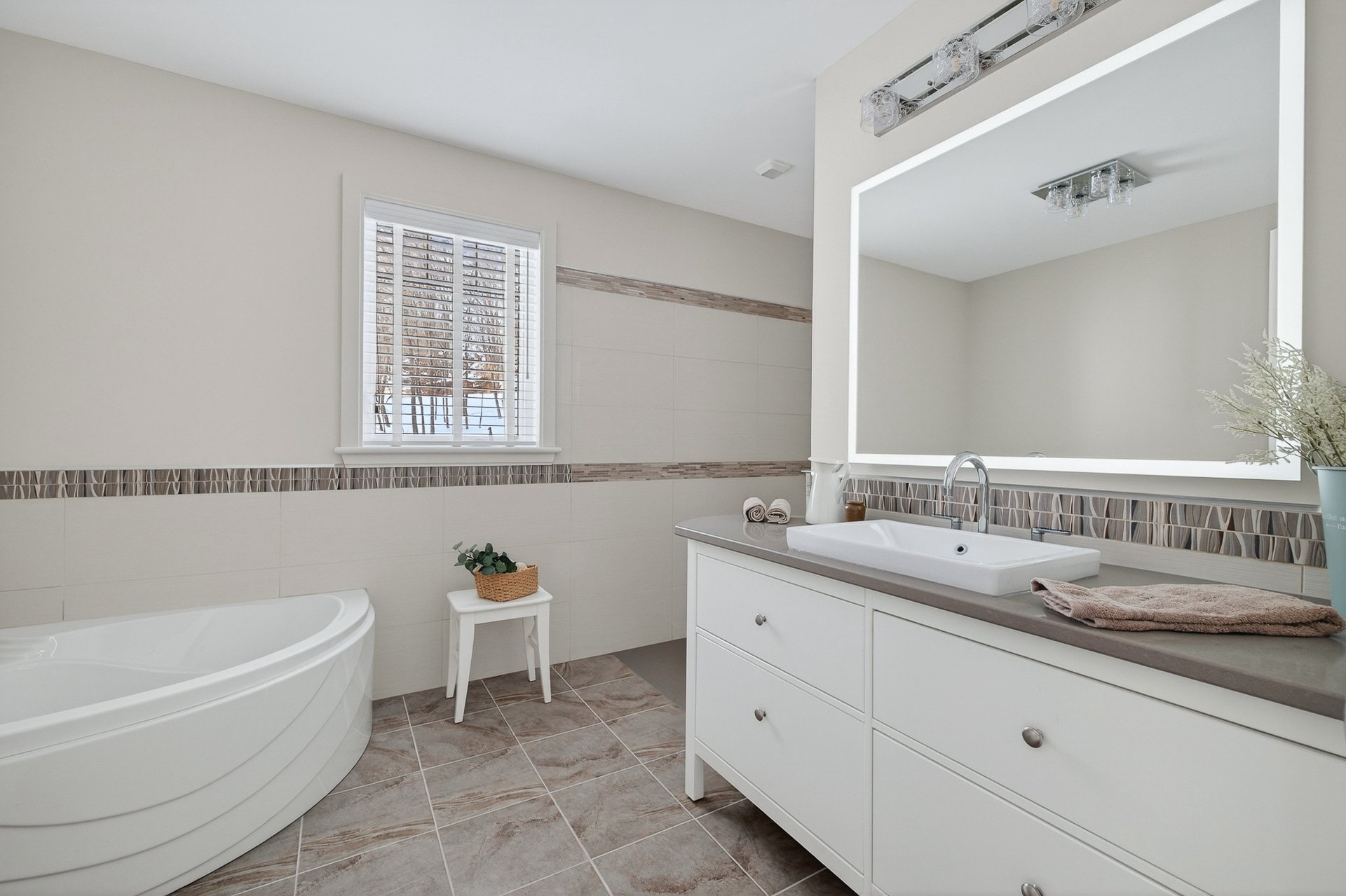 Salle de bains - Bain auto-portant, douche séparée.