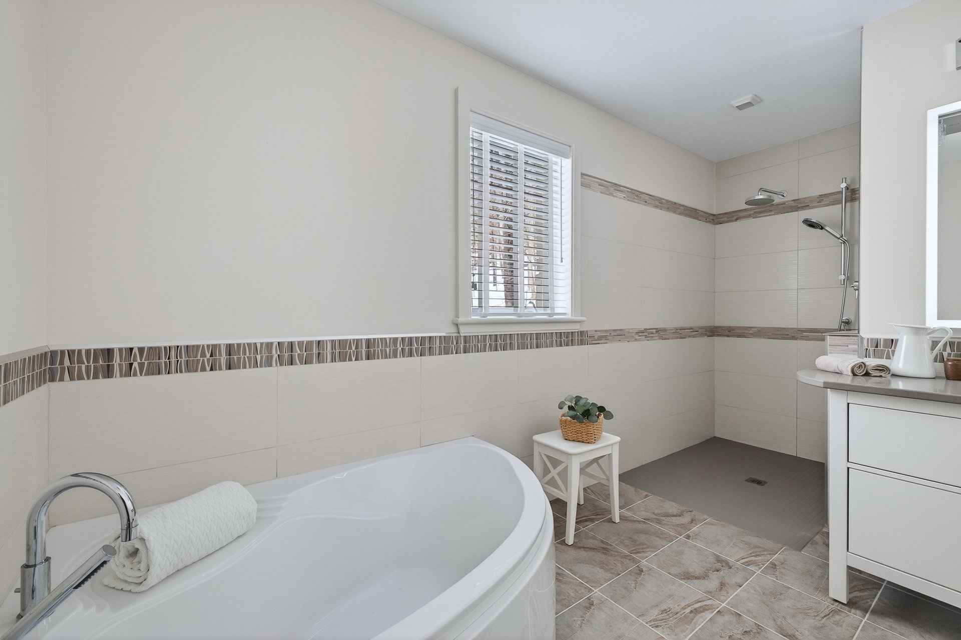 Salle de bains - Bain auto-portant, douche séparée.