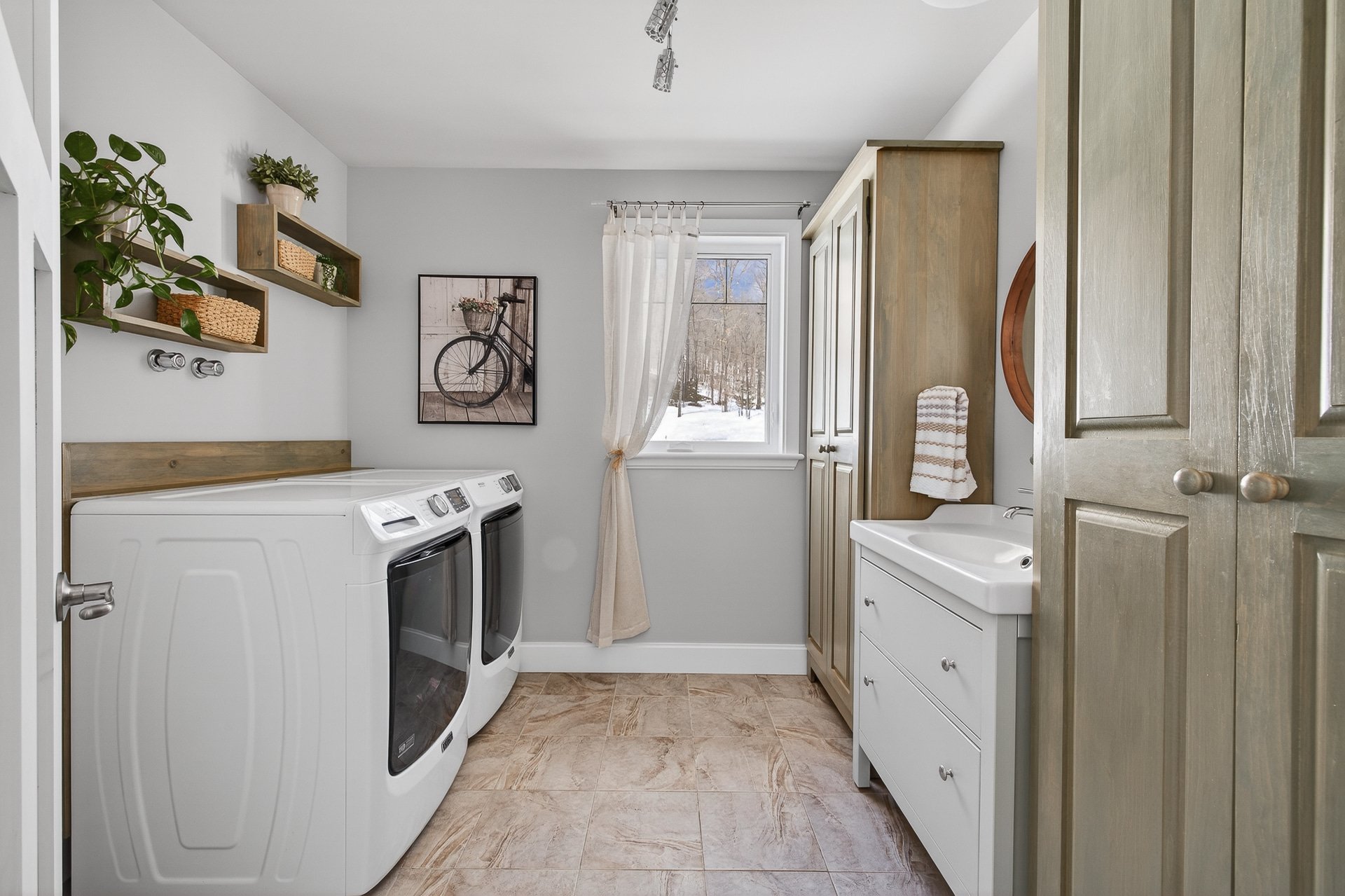 Salle de lavage - Salle de lavage avec salle d'eau. Au rdc.