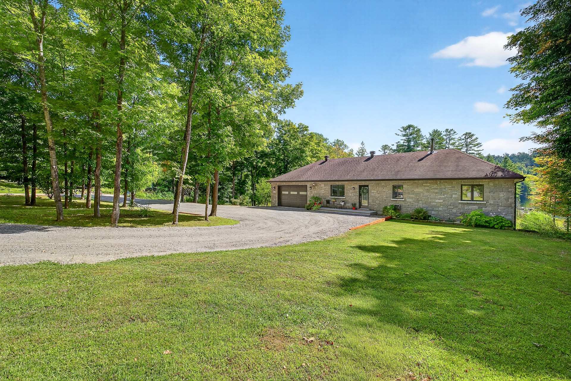 Façade - Les 4 façades sont en pierre.