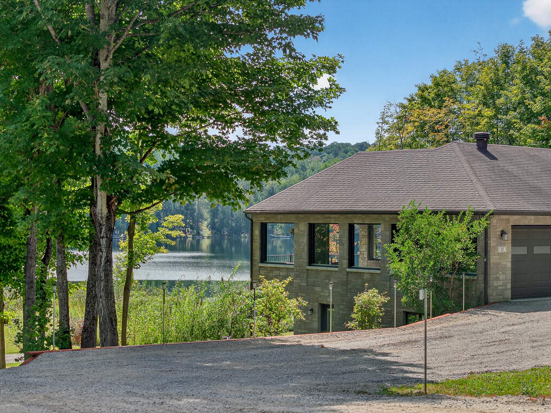 Vue sur l'eau - Vue de côté.