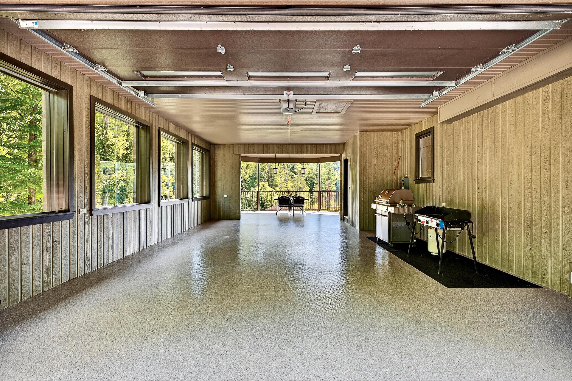 Garage - Garage à l'étage supérieur. plancher en époxy.