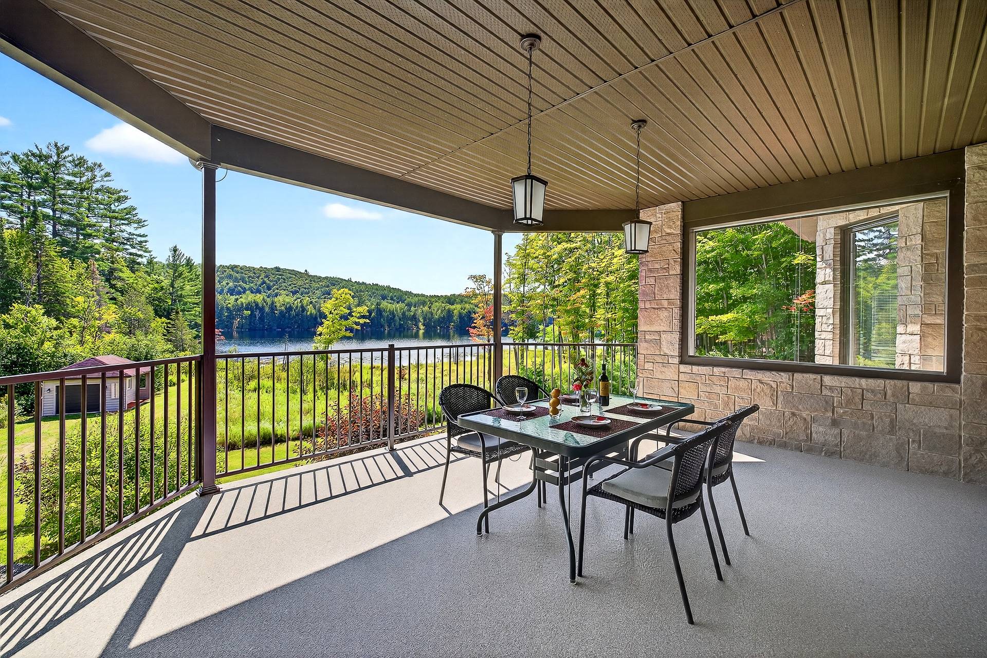 Terrasse - Vue sur l'eau. Plancher en époxy.
