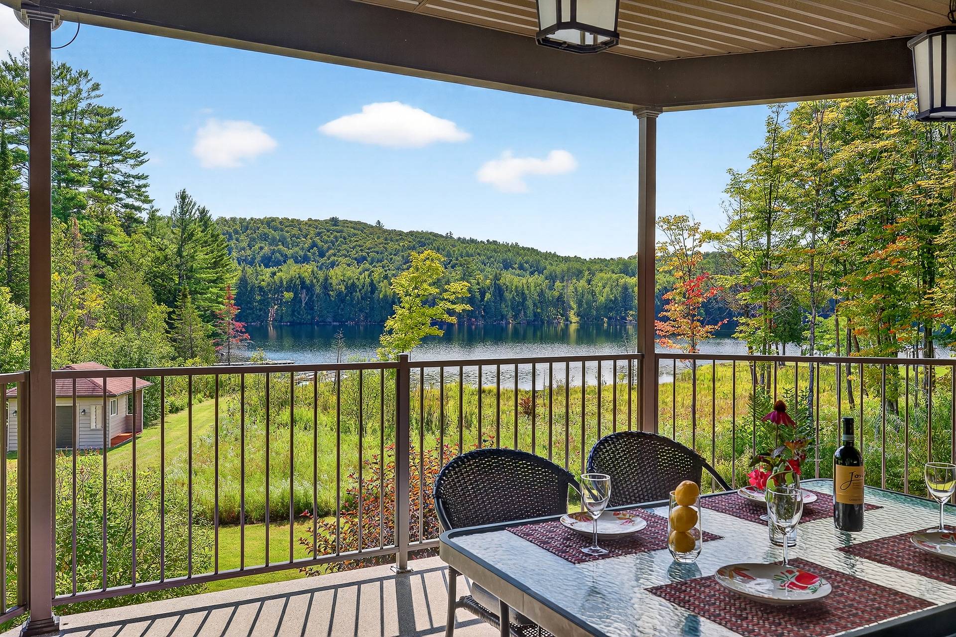 Terrasse - Vue sur l'eau. Plancher en époxy.