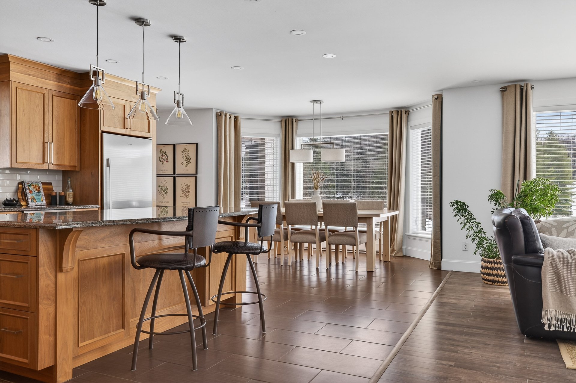 Vue d'ensemble - Beaucoup de fenestration.