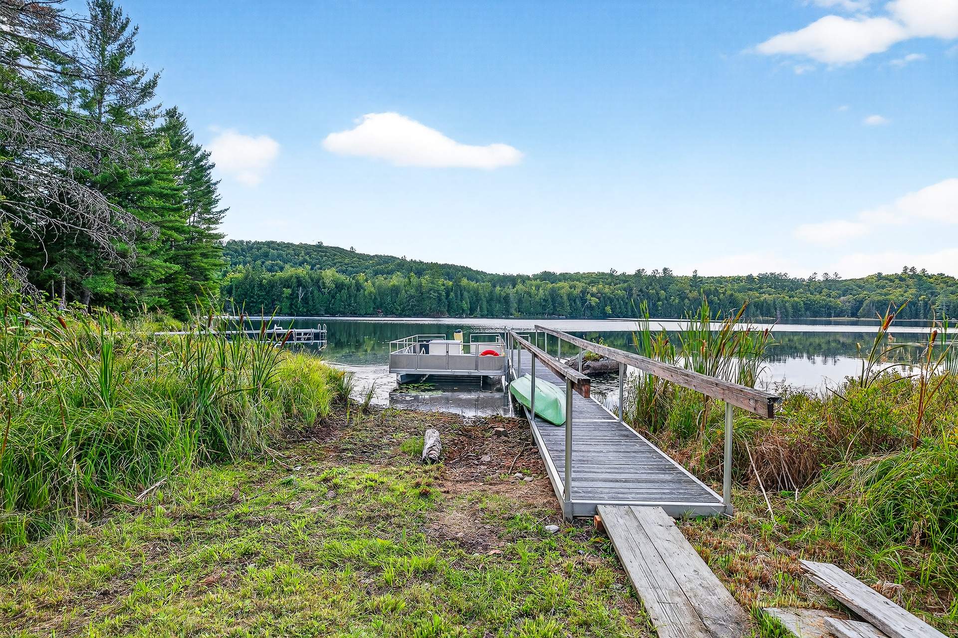Vue sur l'eau - Quai avec ponton, lac Farrand