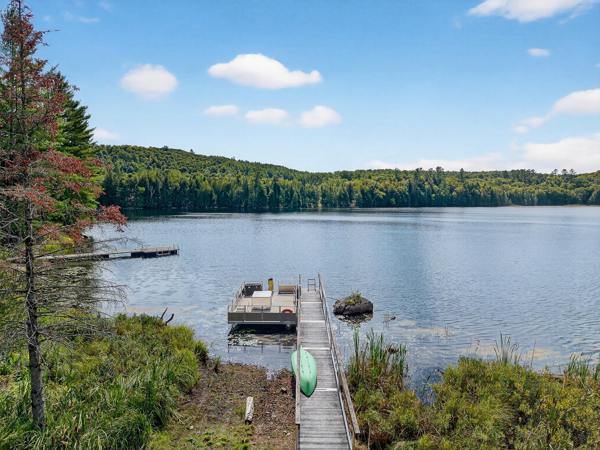 Vue sur l'eau - Quai avec ponton, lac Farrand