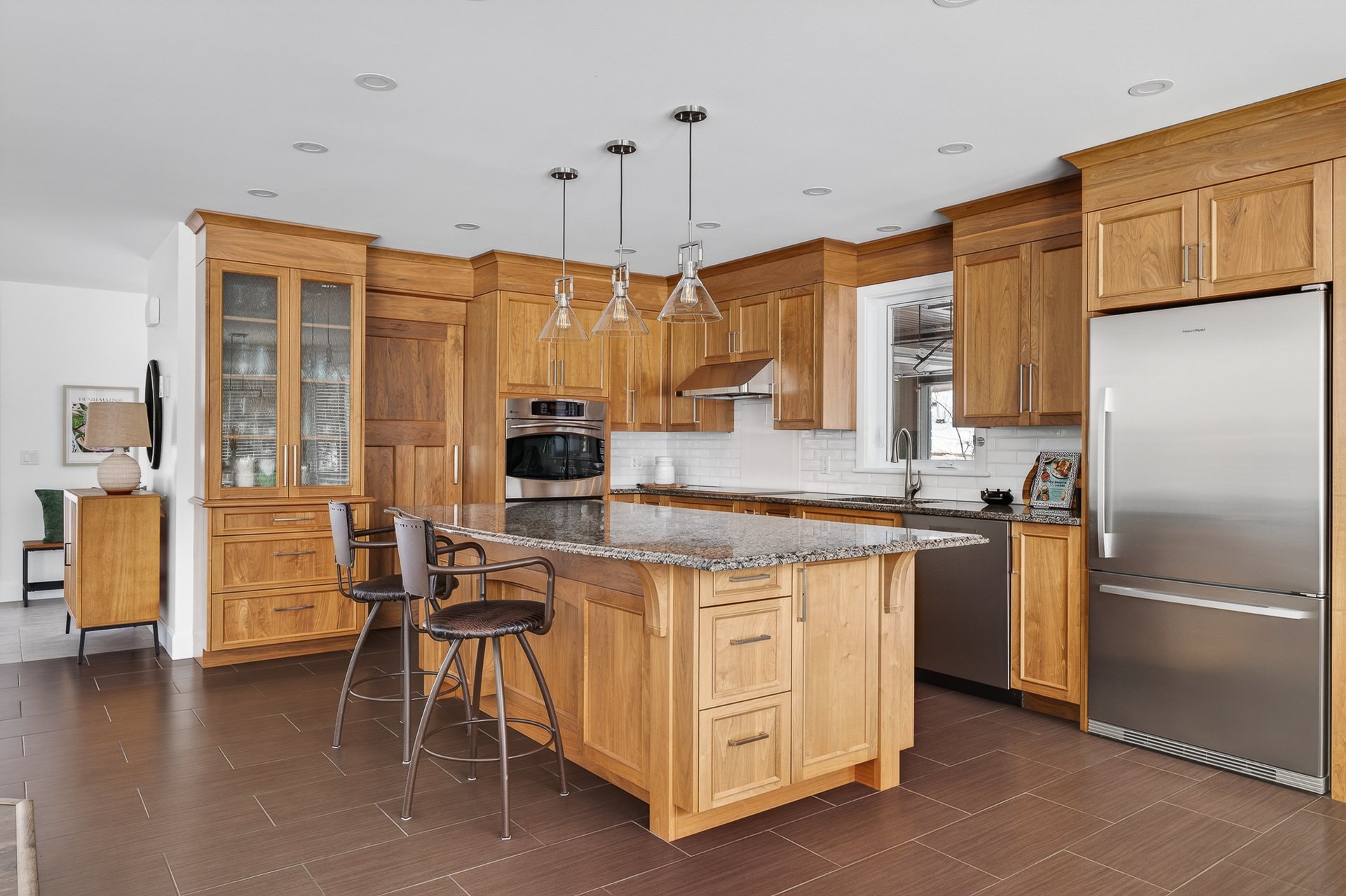 Cuisine - Armoires de bois, comptoirs de granit, walk-in.