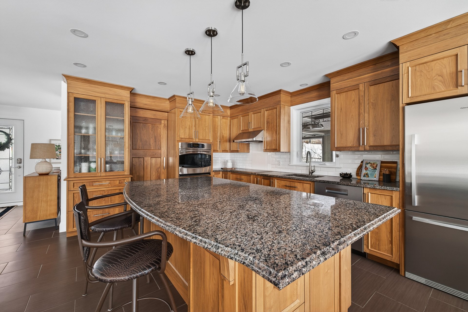 Cuisine - Armoires de bois, comptoirs de granit, walk-in.