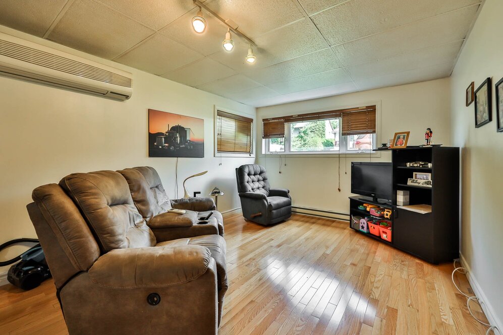 Salon - sous-sol # 315A