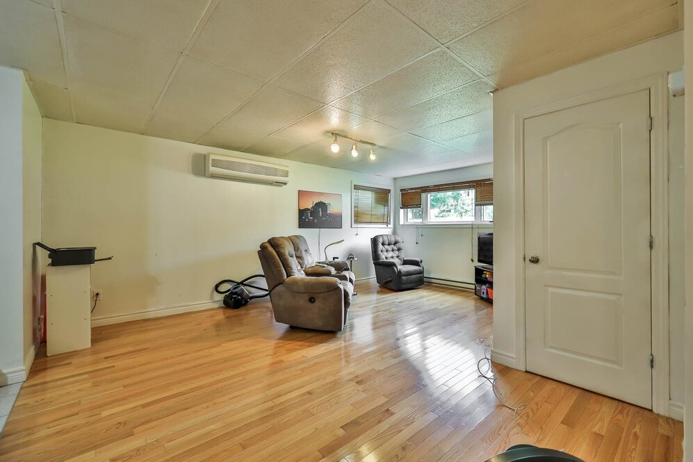 Salon - sous-sol # 315A