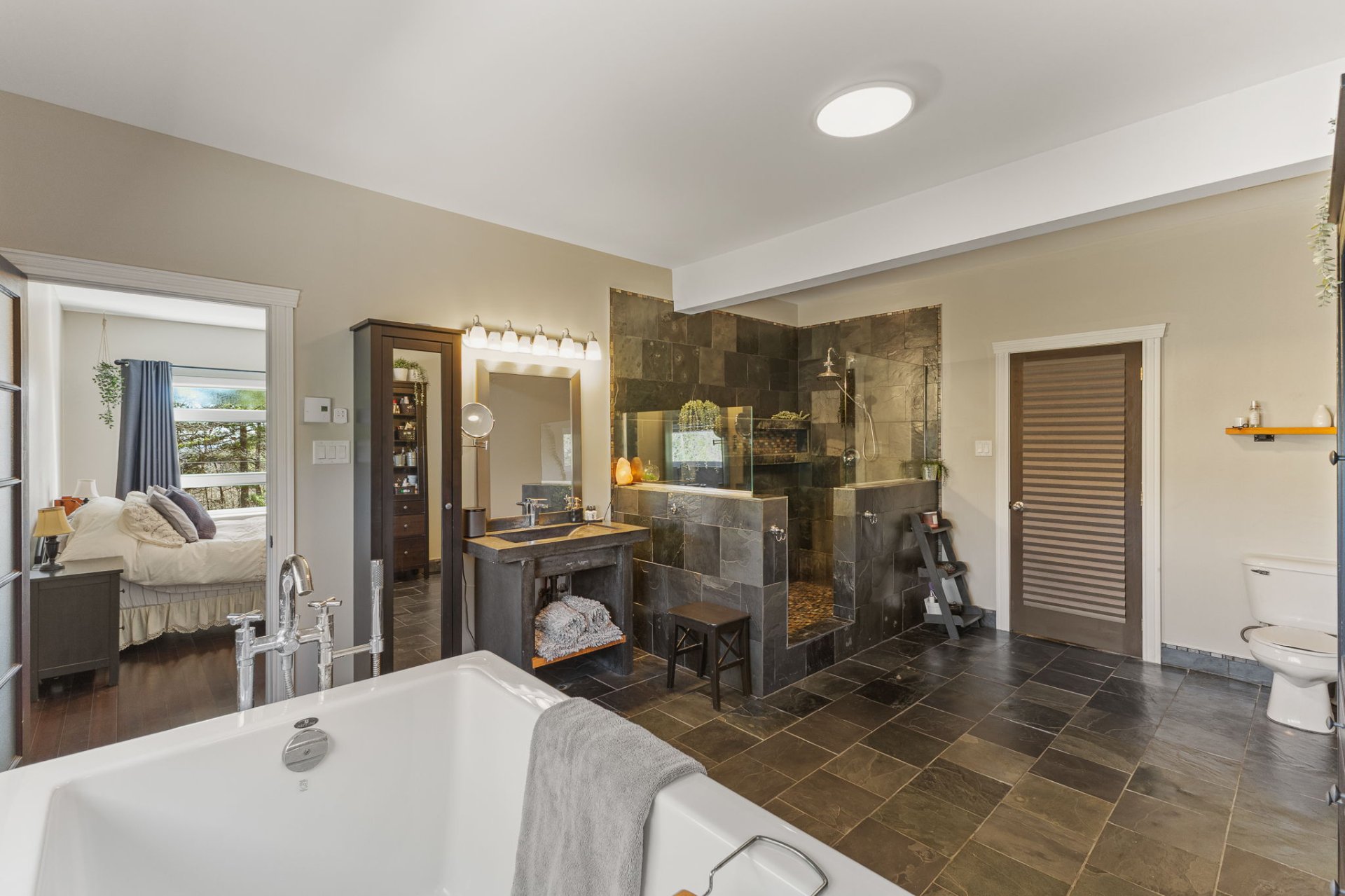 Salle de bains attenante à la CCP