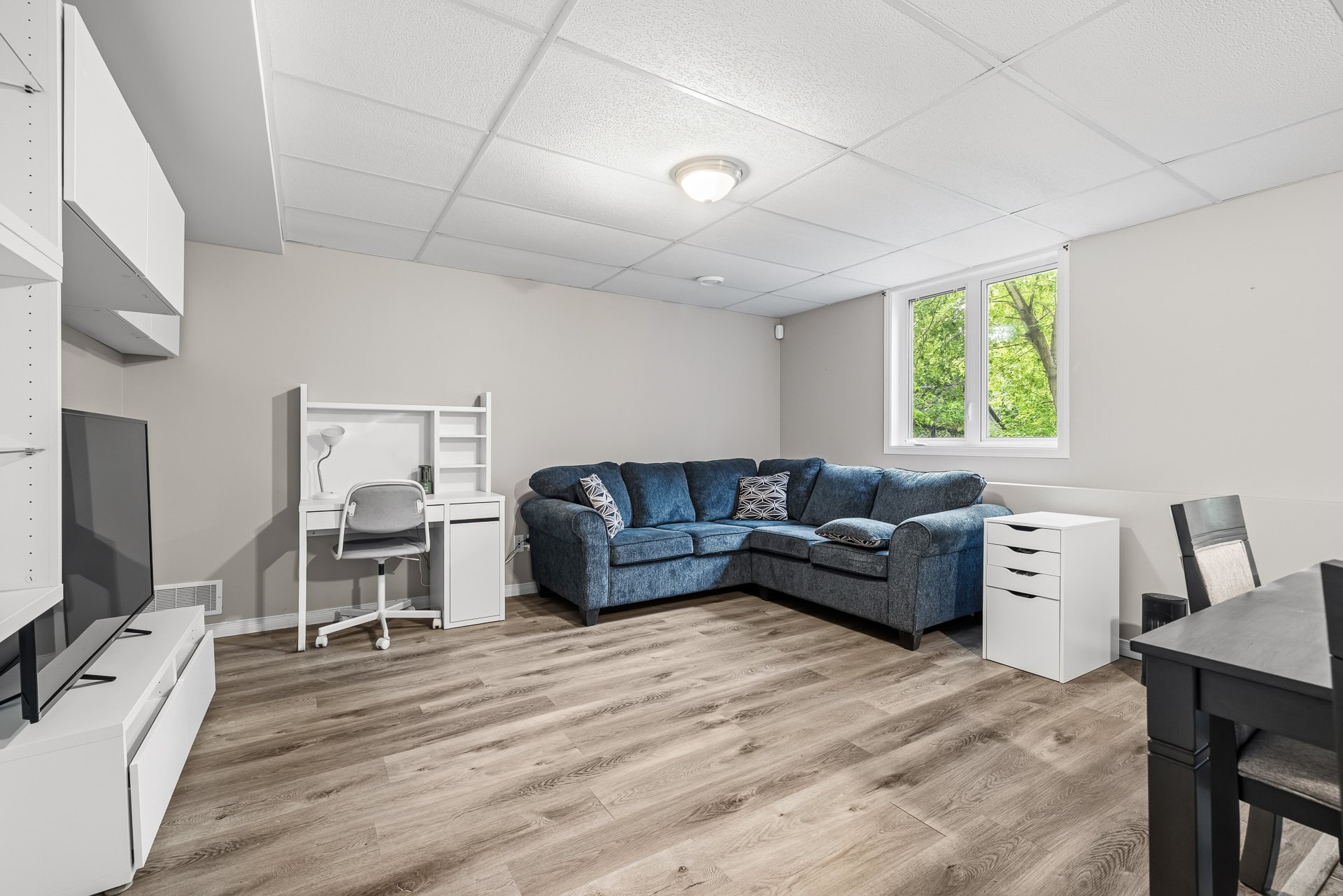 Salon - sous-sol , logis parental