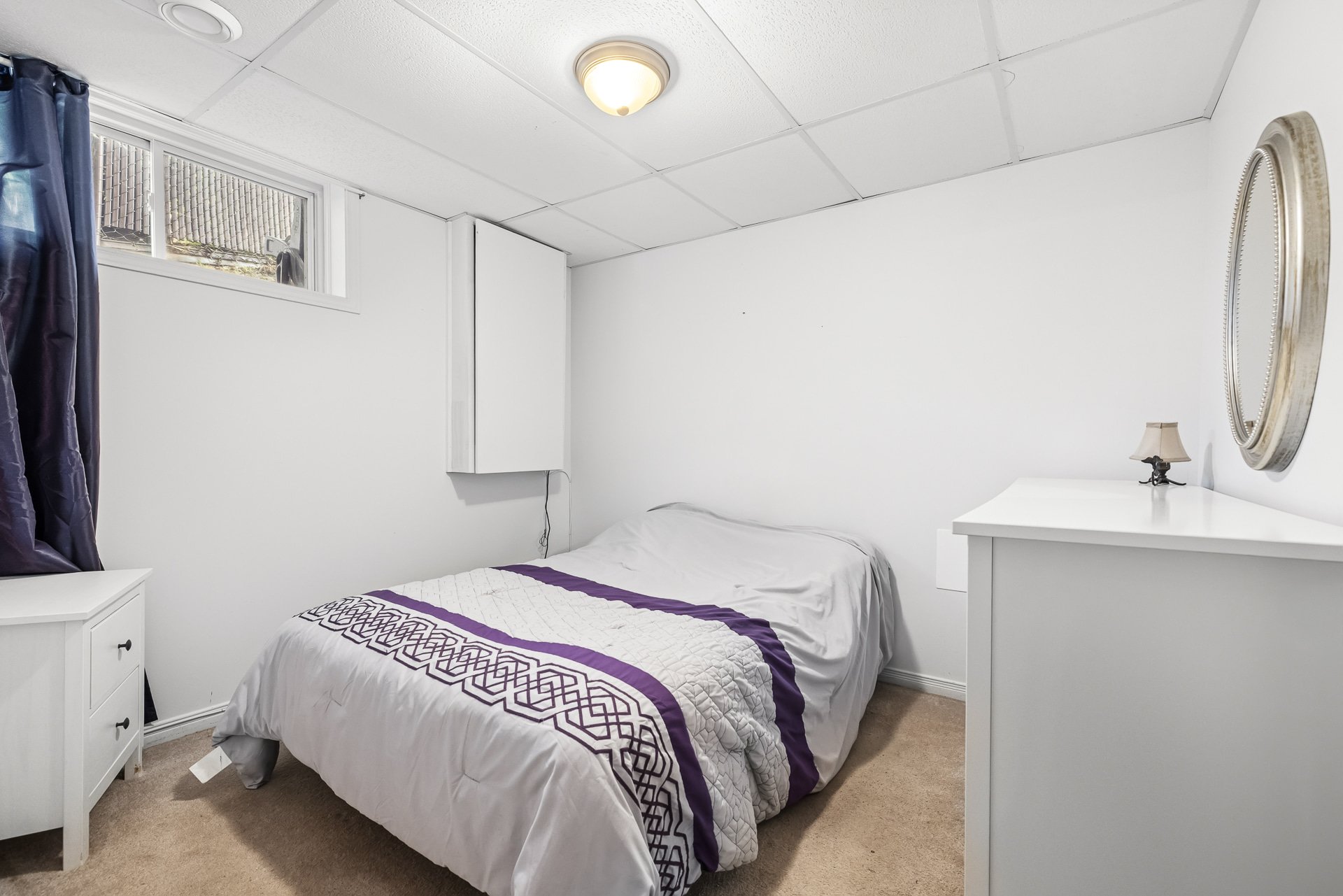 Chambre à coucher - fenêtre légale, garde-robe à l'extérieur de la cc