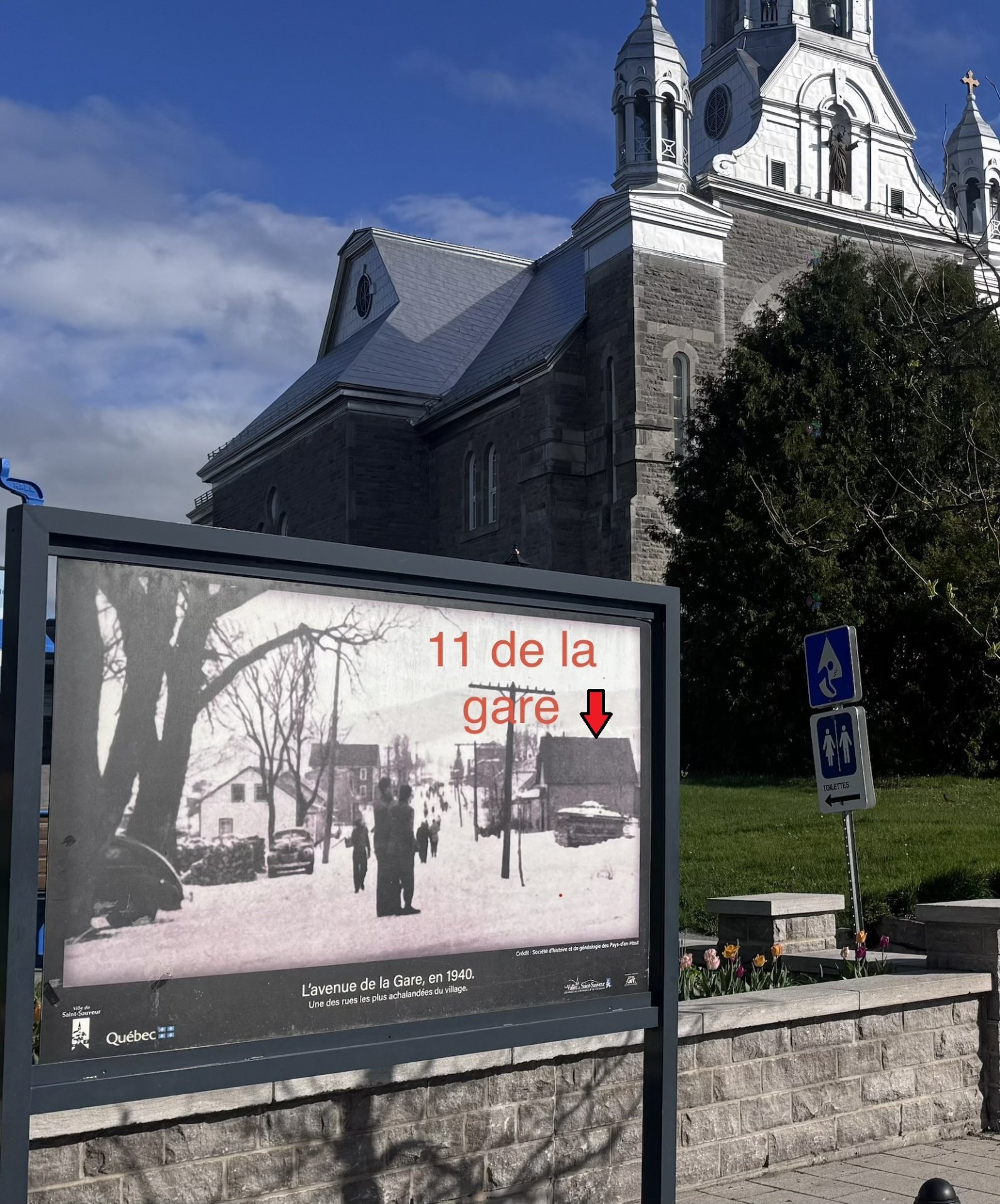 Photo souvenir près de l'église