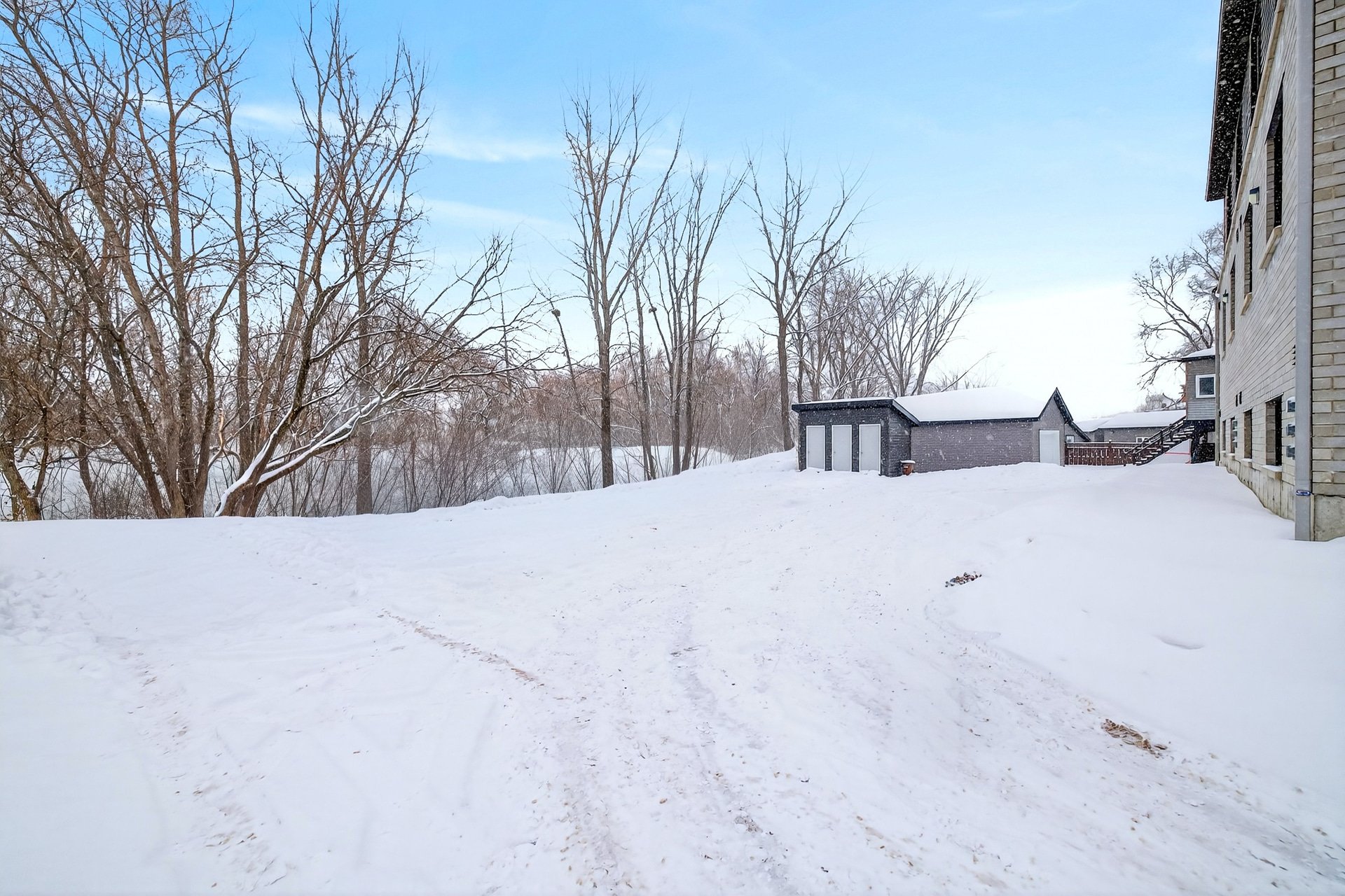 Stationnement - Stationnement partagé avec le 850 rue Saint-Louis