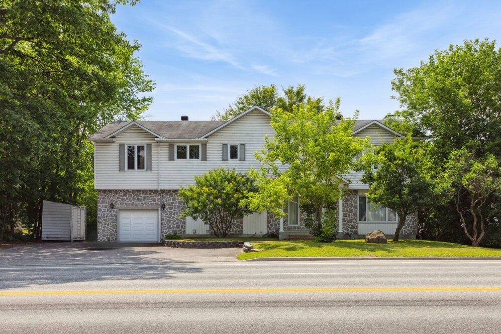 2528 Rue St-Louis 