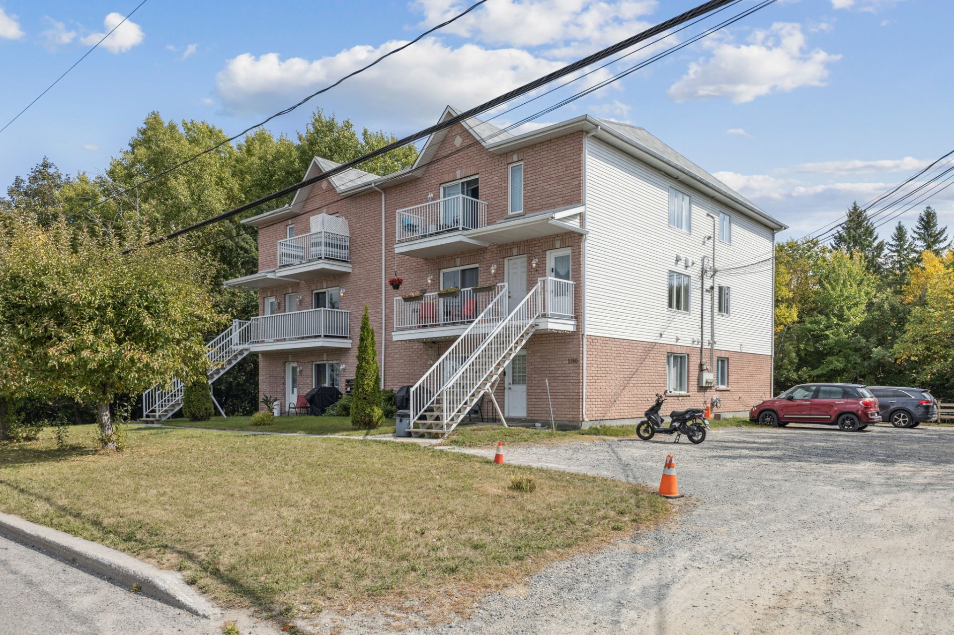 1180 Rue de Neuville 