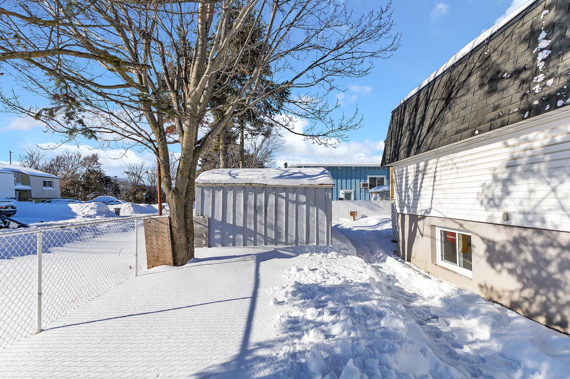 Cour - côté de la maison