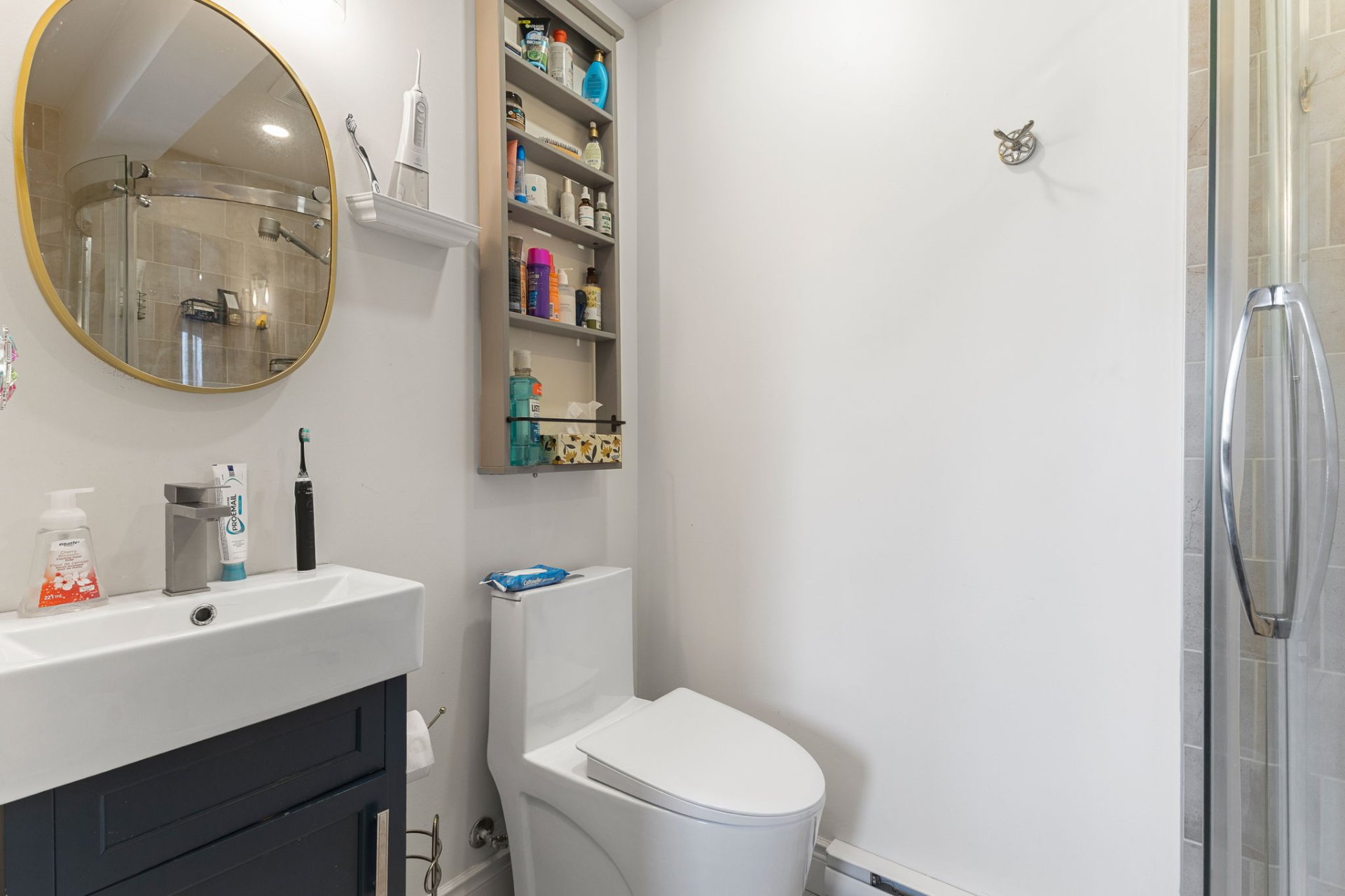 Ensuite bathroom - Apartment B