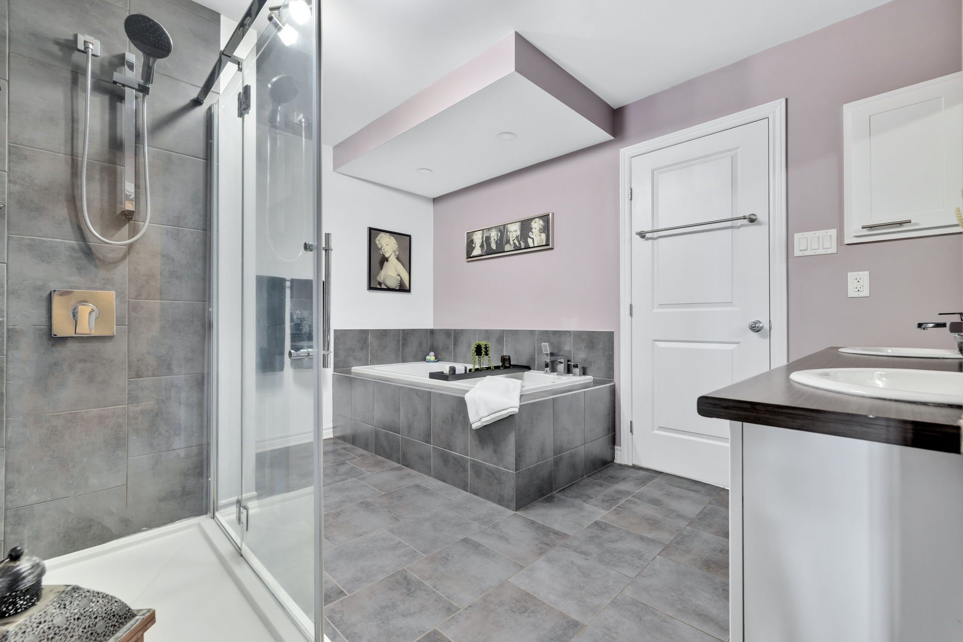 attenante à la chambre principale, douche séparée