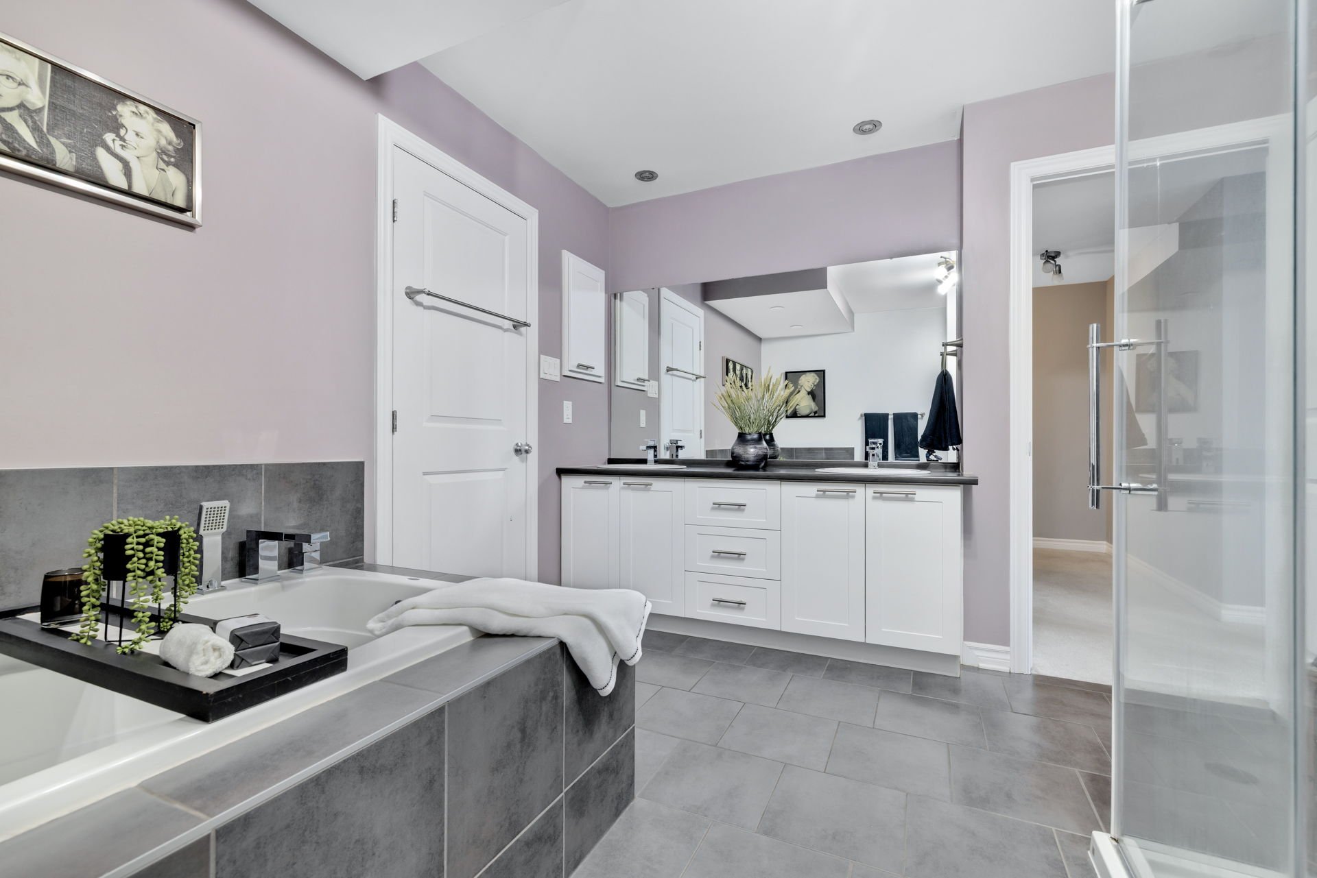 attenante à la chambre principale, douche séparée