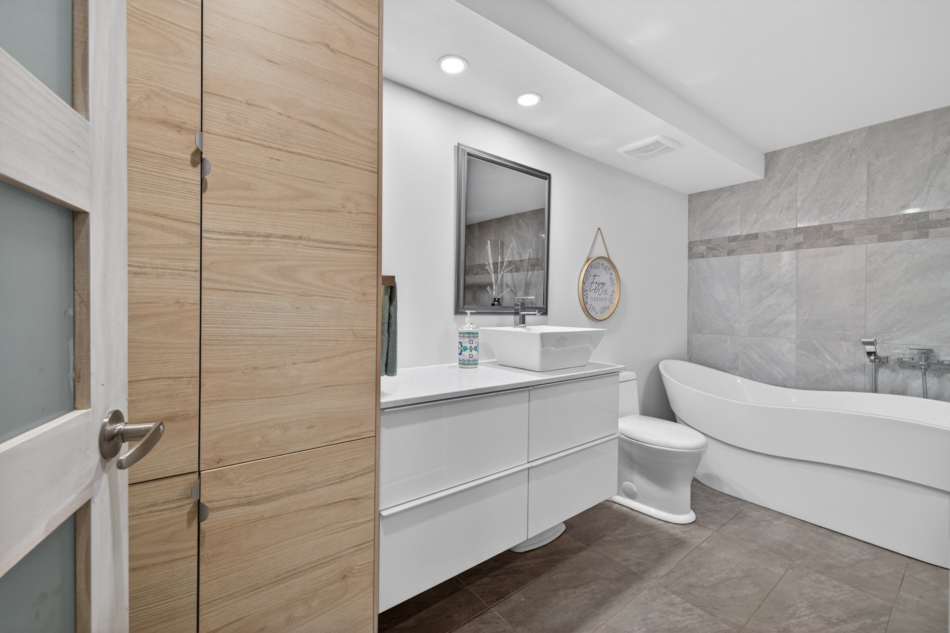 Salle de bains - douche indépendante, bain auto-portant, sous-sol