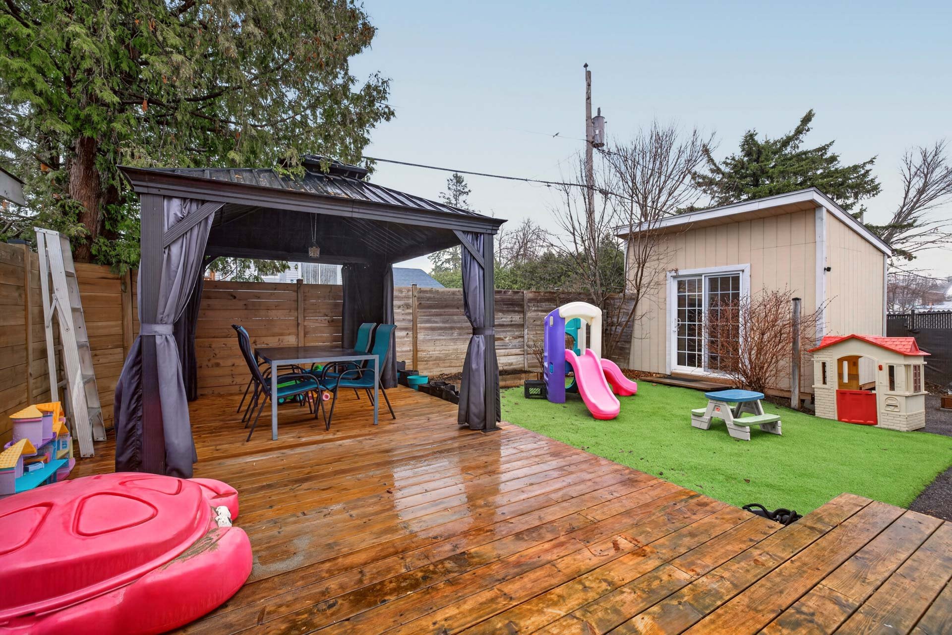 Cour - patio en bois de bonne dimension