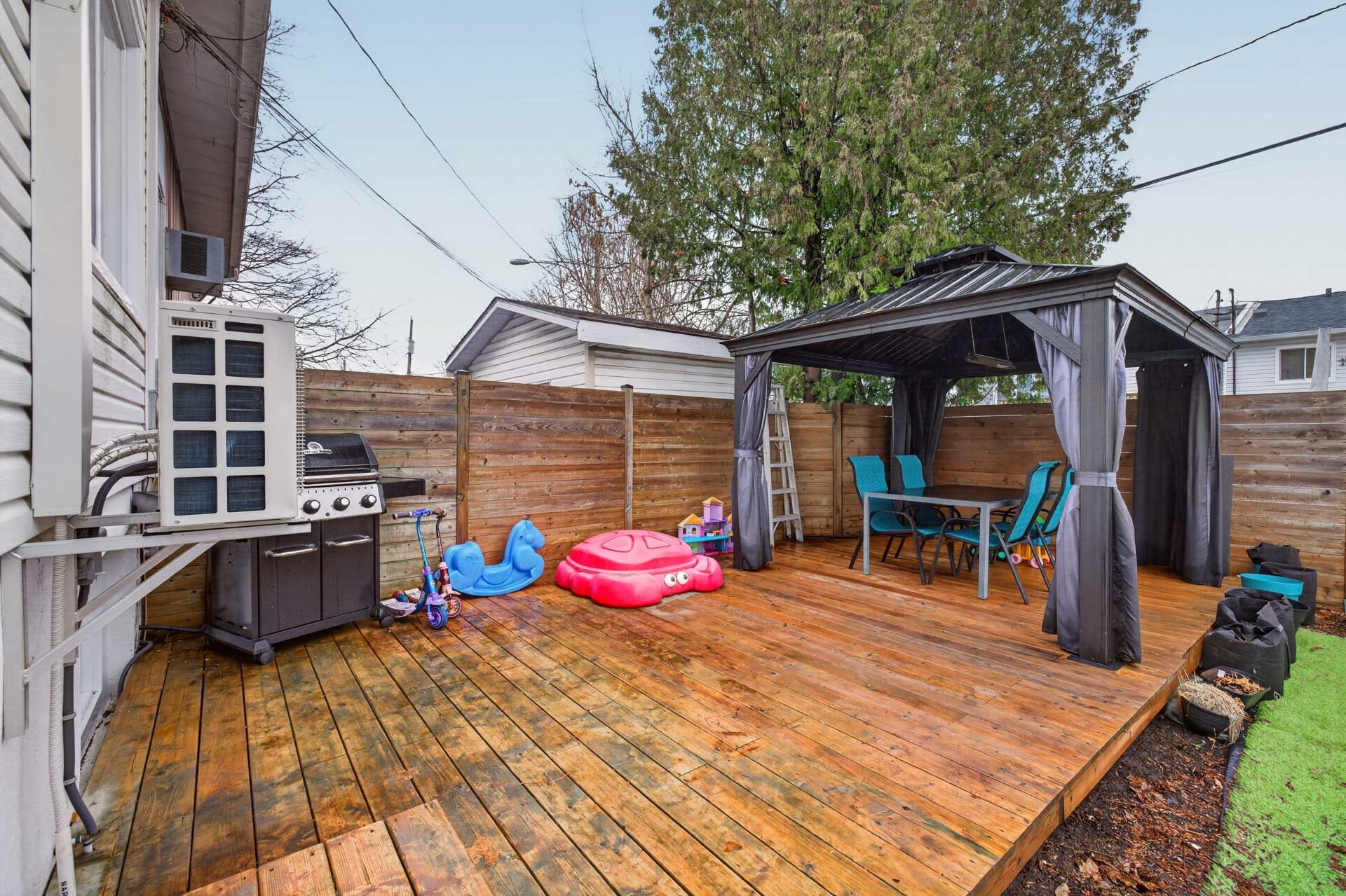 Cour - patio en bois de bonne dimension
