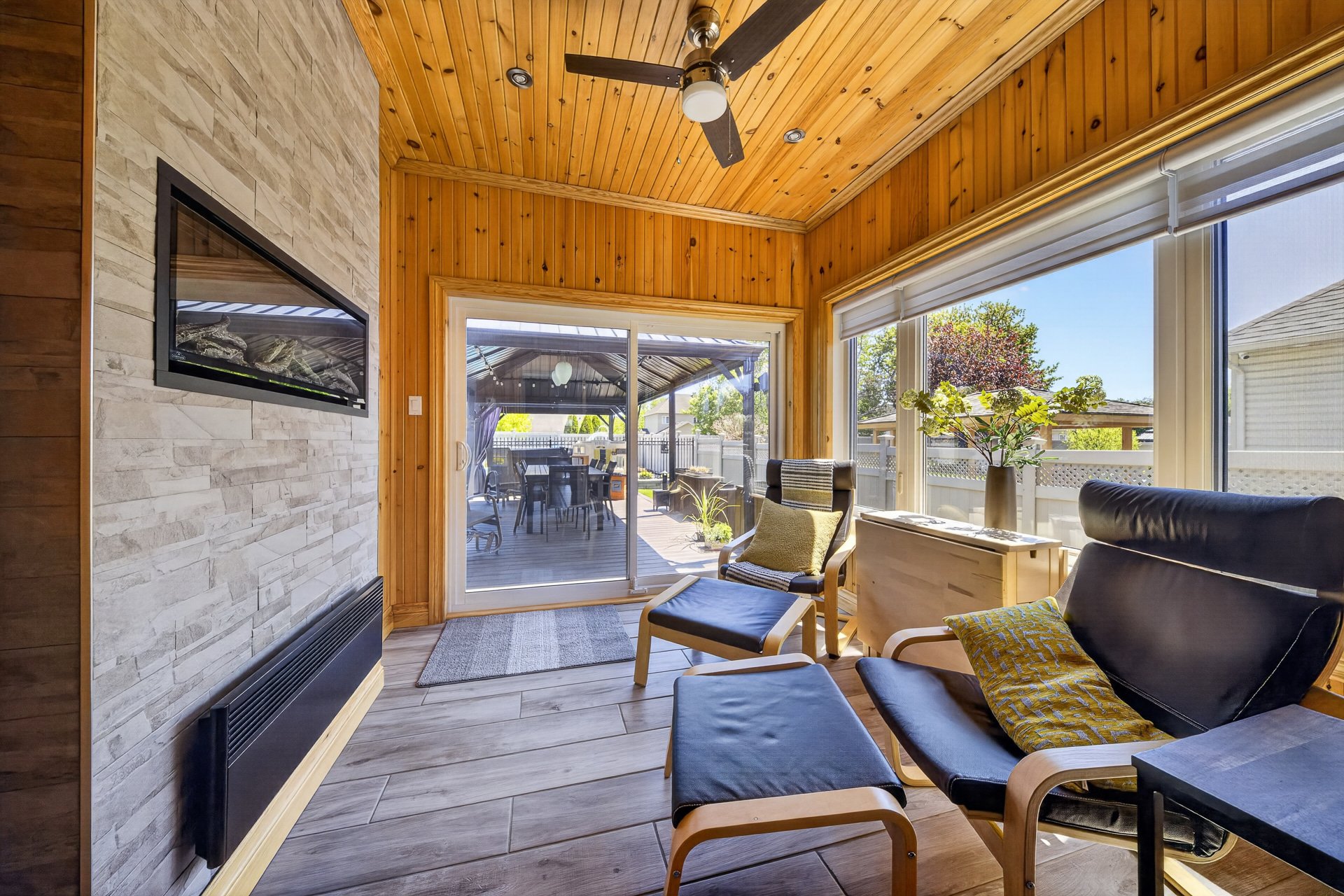 Solarium - Four-season, fireplace, heated floor