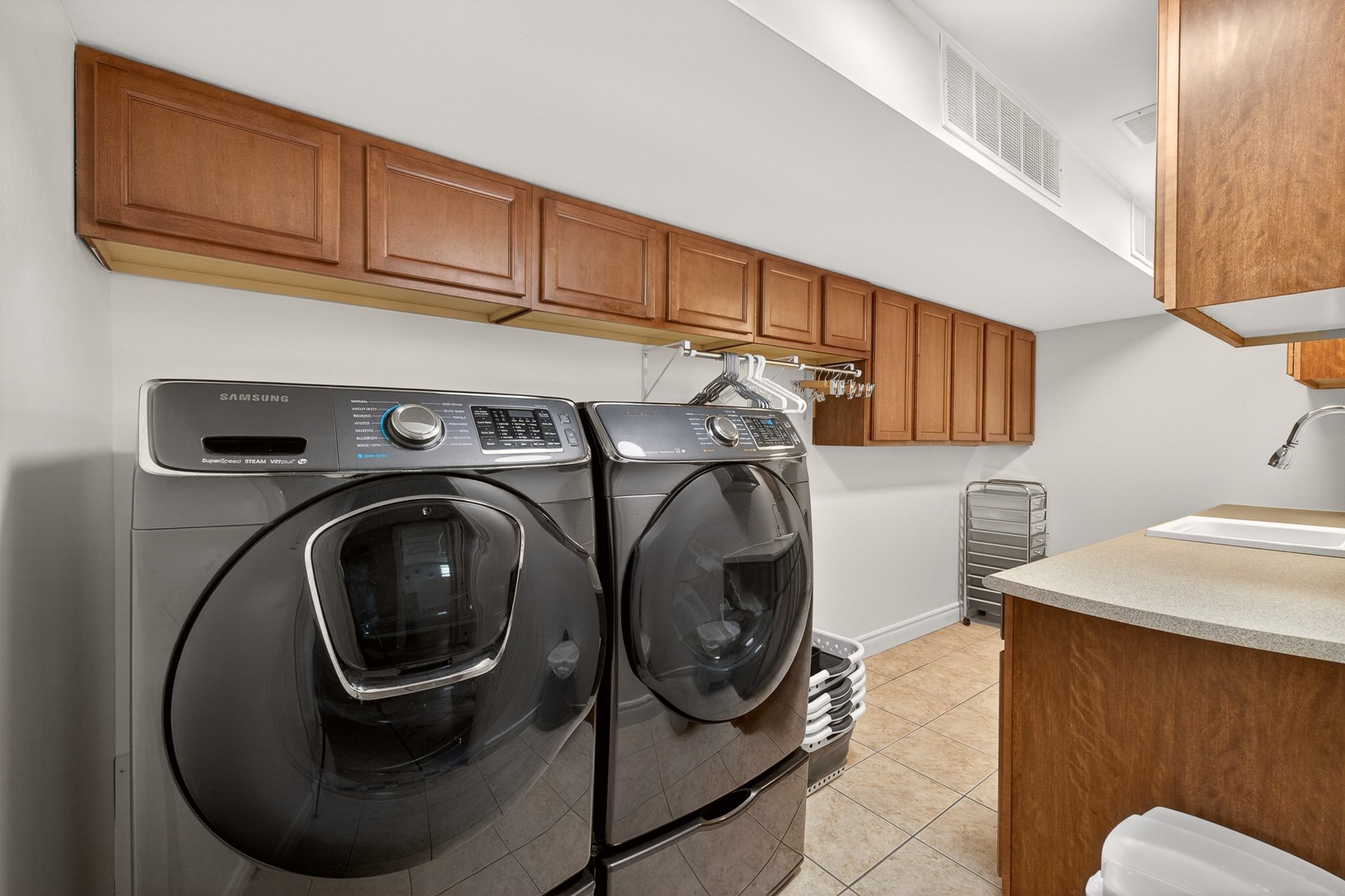 Laundry room - Basement, large counter, sink, built-in cabinets