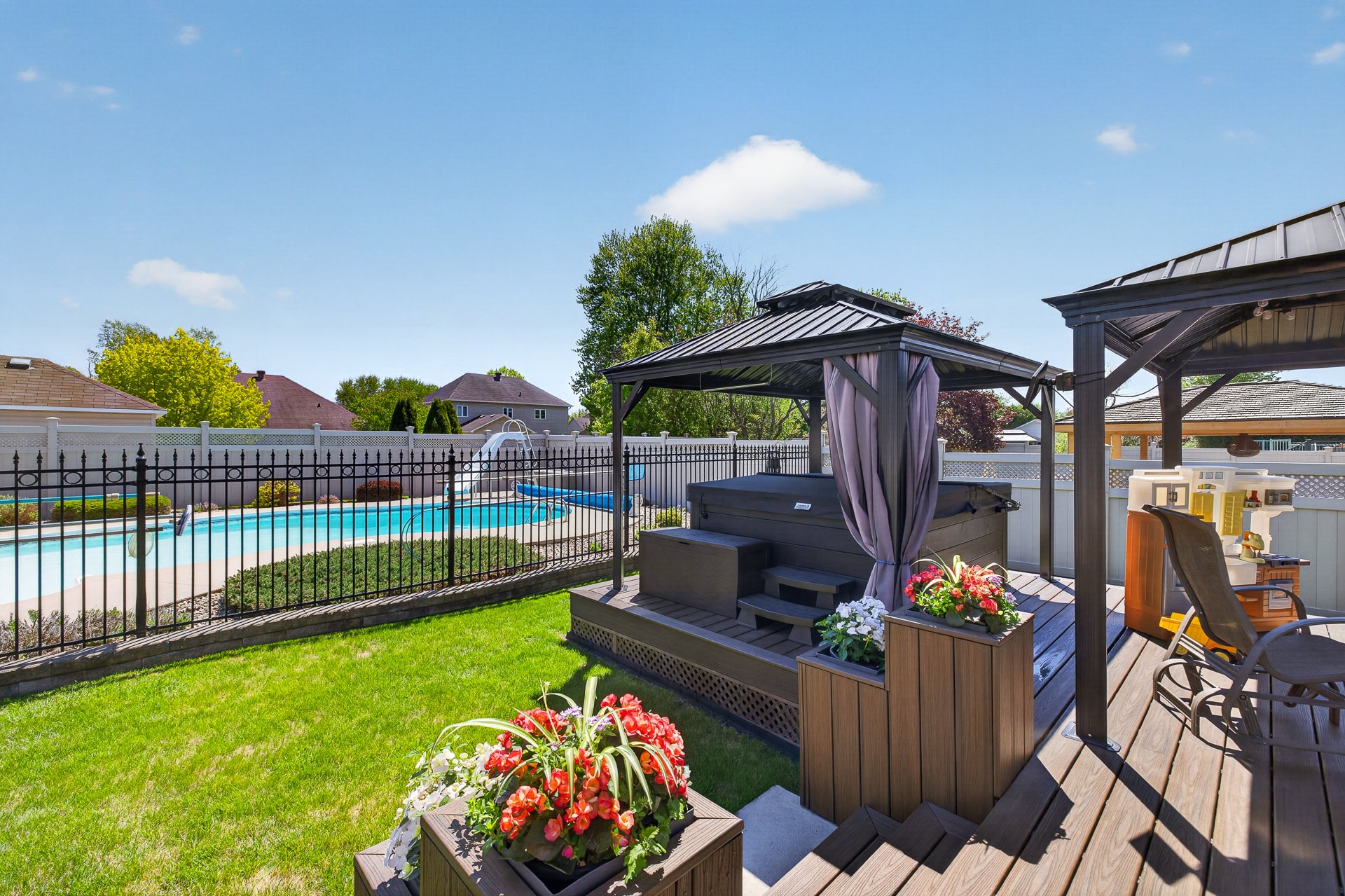 Backyard - Numerous built-in flower boxes
