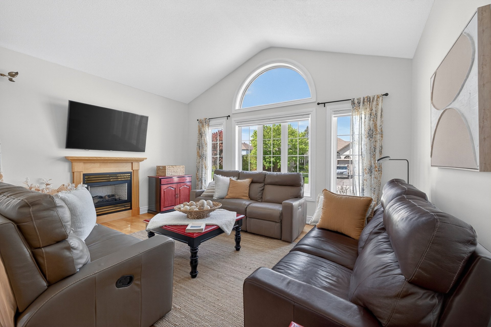 Living room - Gas fireplace, cathedral ceiling