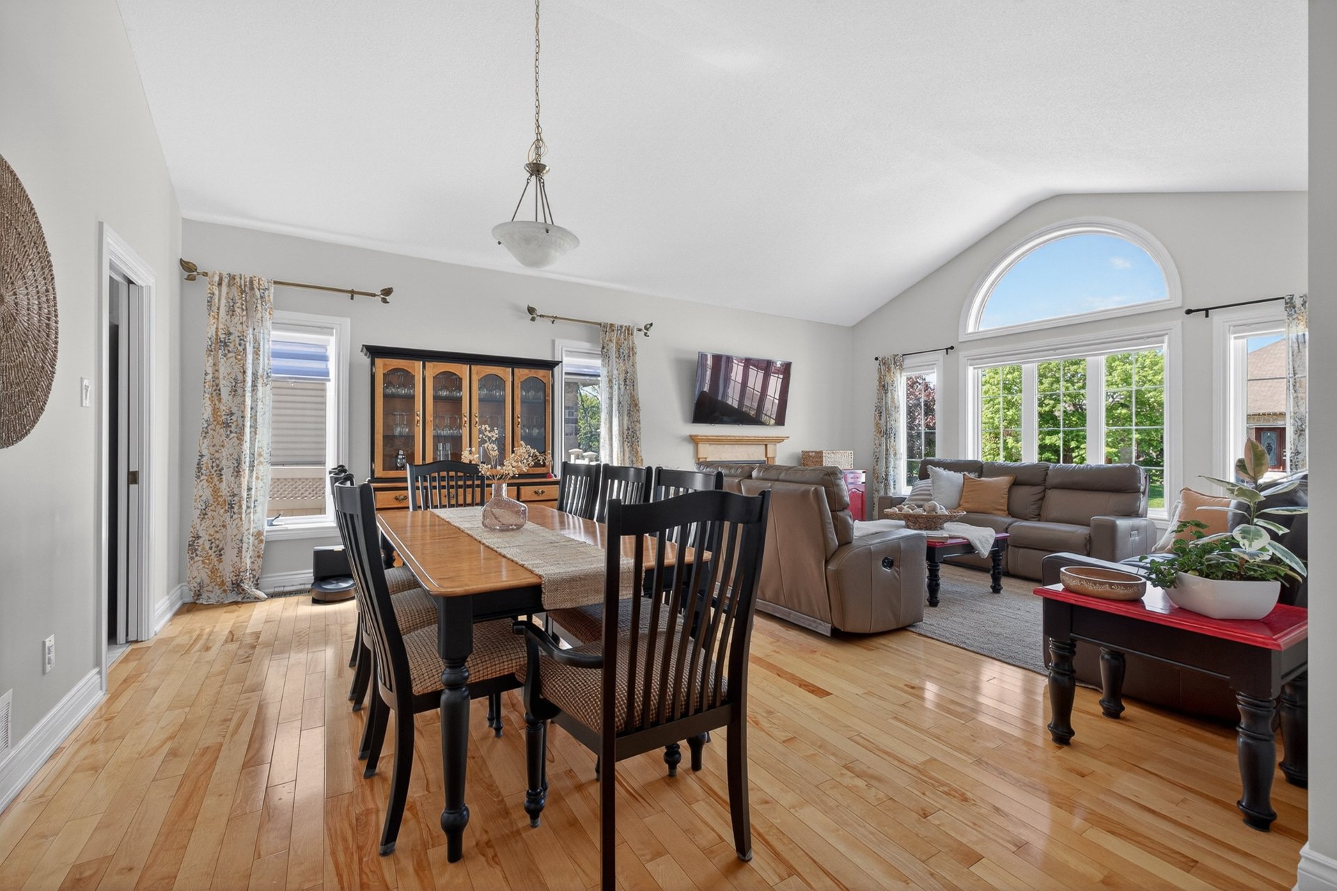 Overall View - Plenty of natural light