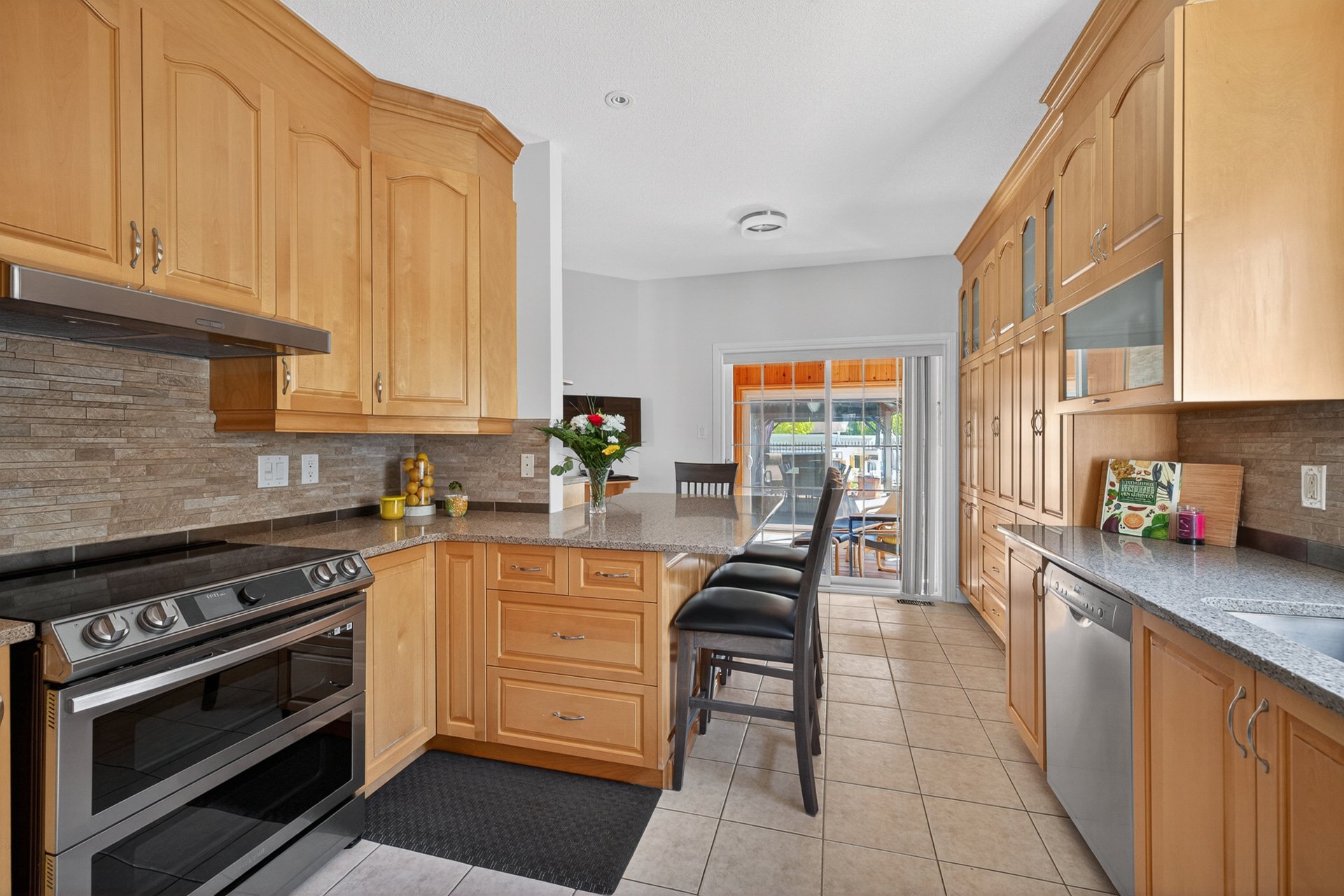 Kitchen - Wood cabinets, granite countertop