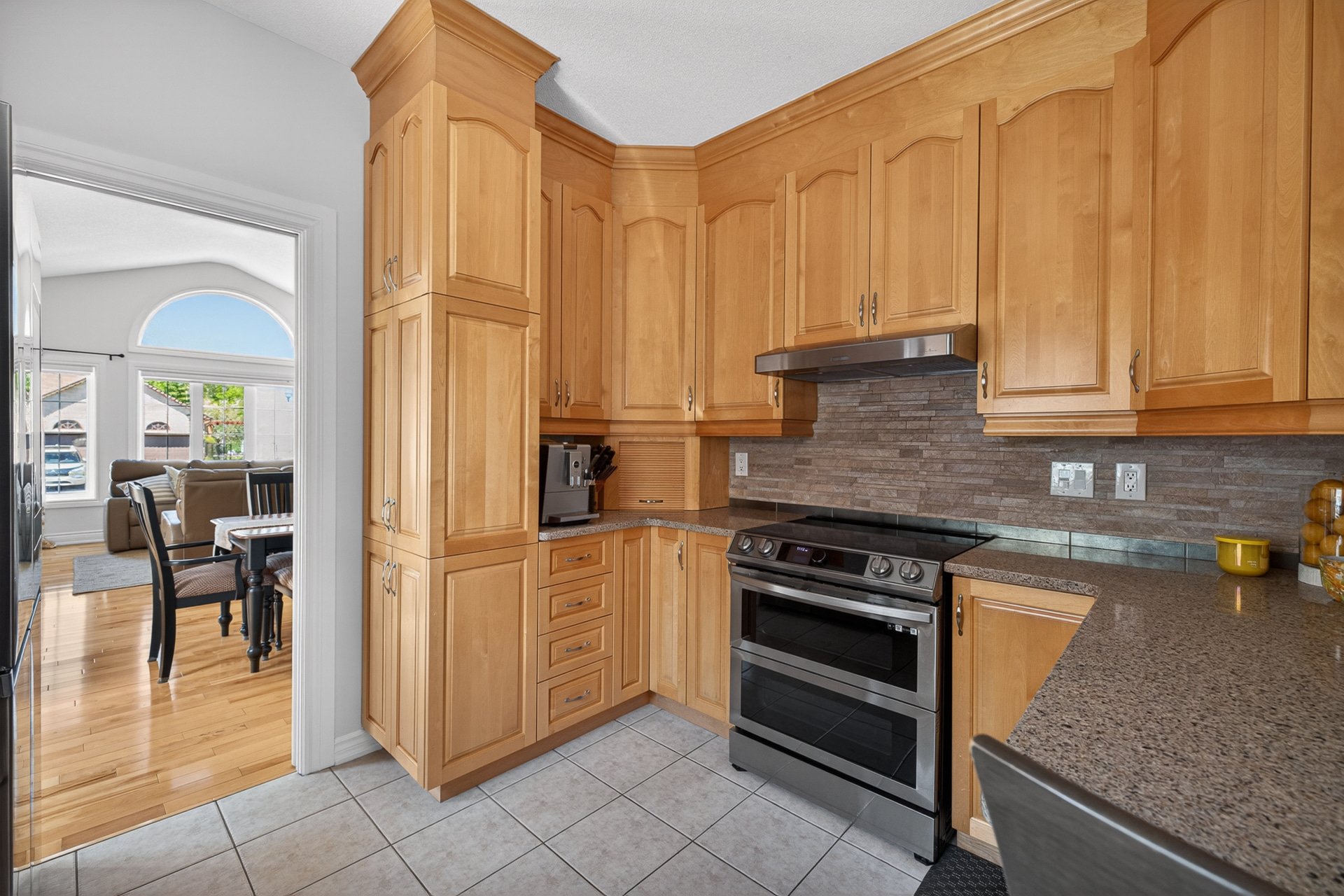 Kitchen - Wood cabinets, granite countertop