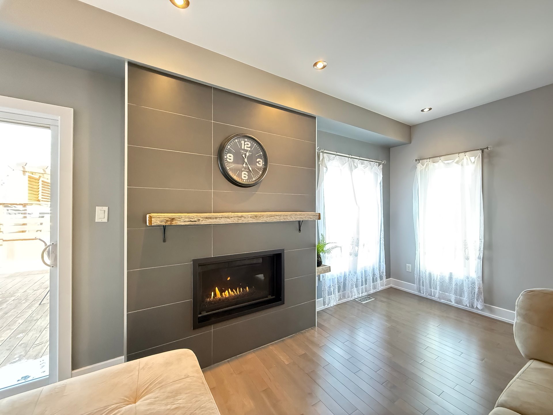 Salon - Téléviseur sur le mur du foyer, possible.