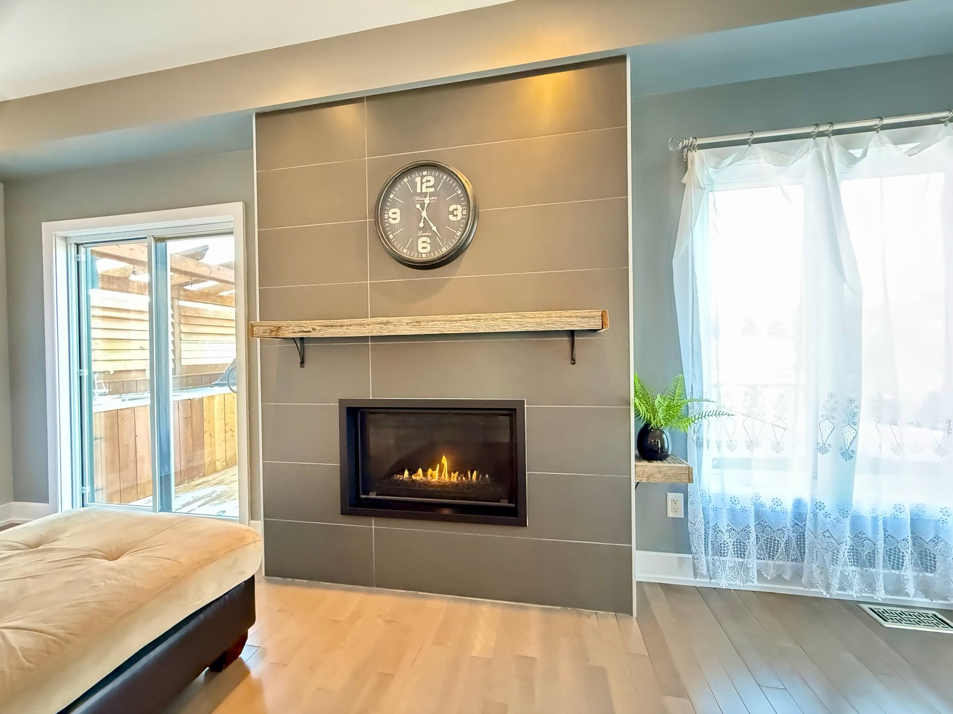 Salon - Téléviseur sur le mur du foyer, possible.