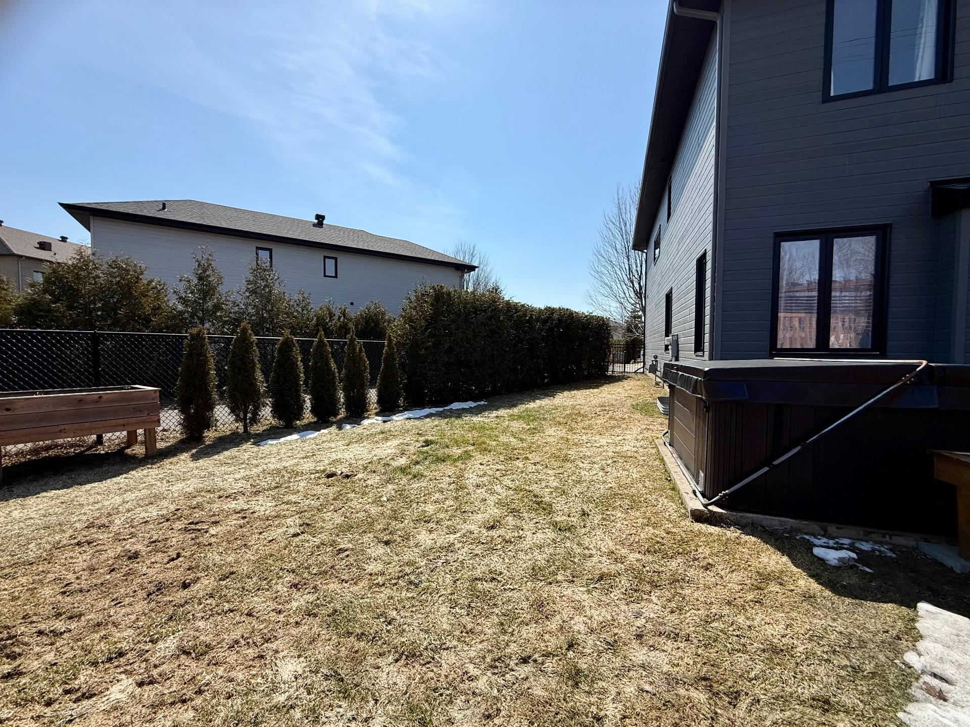 Cour - Terrain clôturé