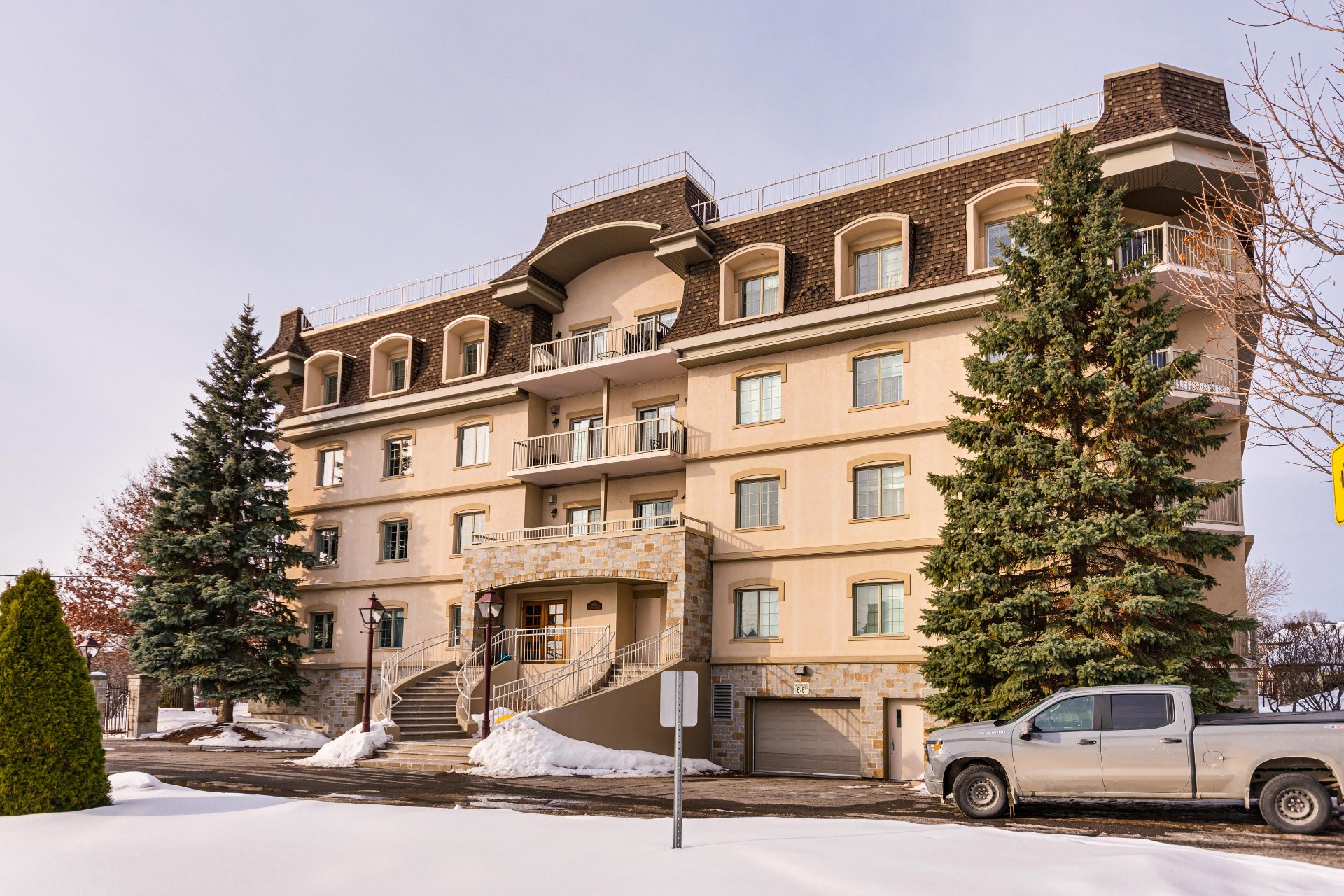 564 Boul. de l'Hôpital 301