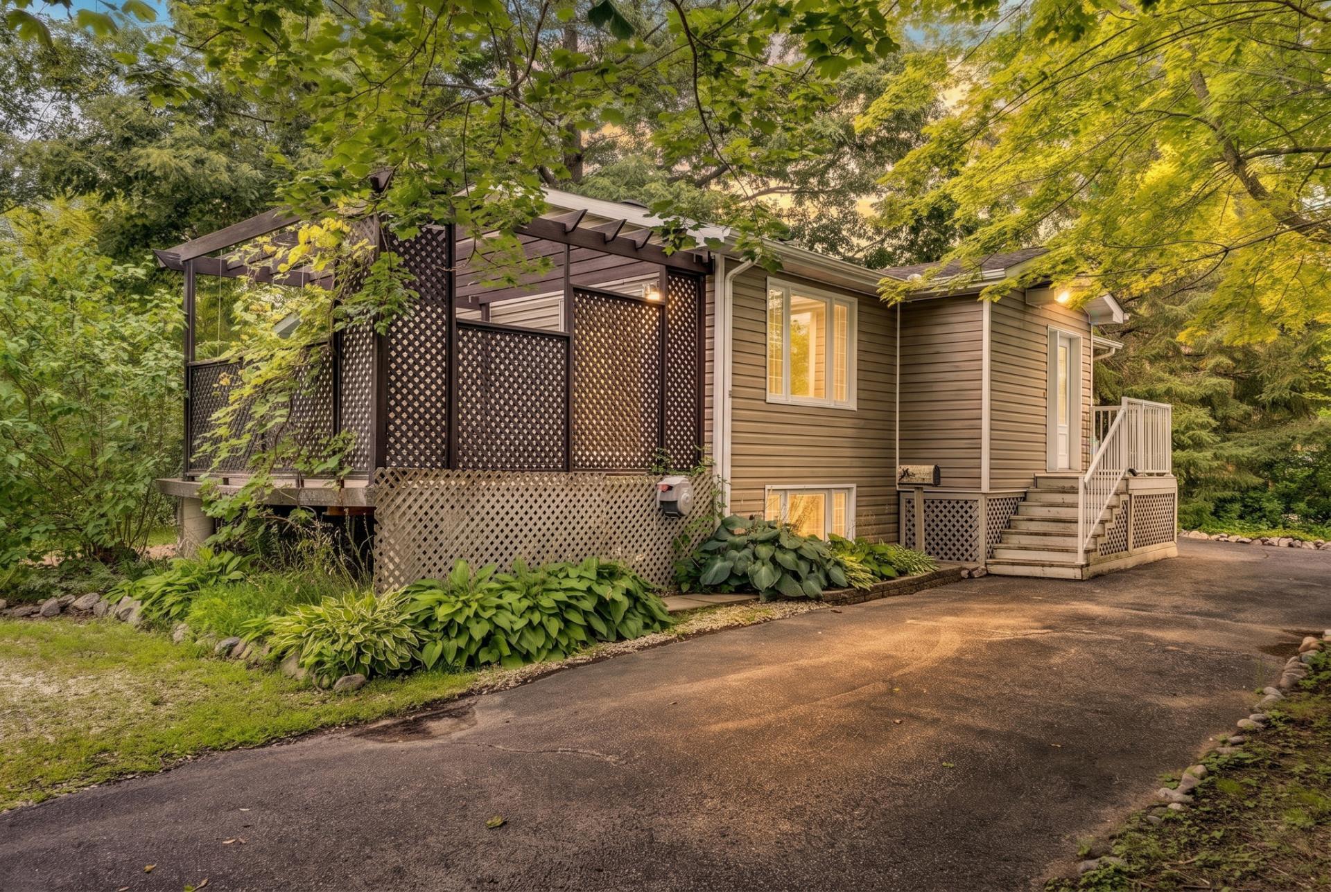 2496 Rue St-Louis 