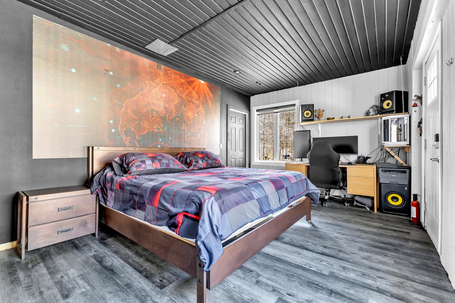 Chambre à coucher - Grande chambre avec sa propre porte extérieure.