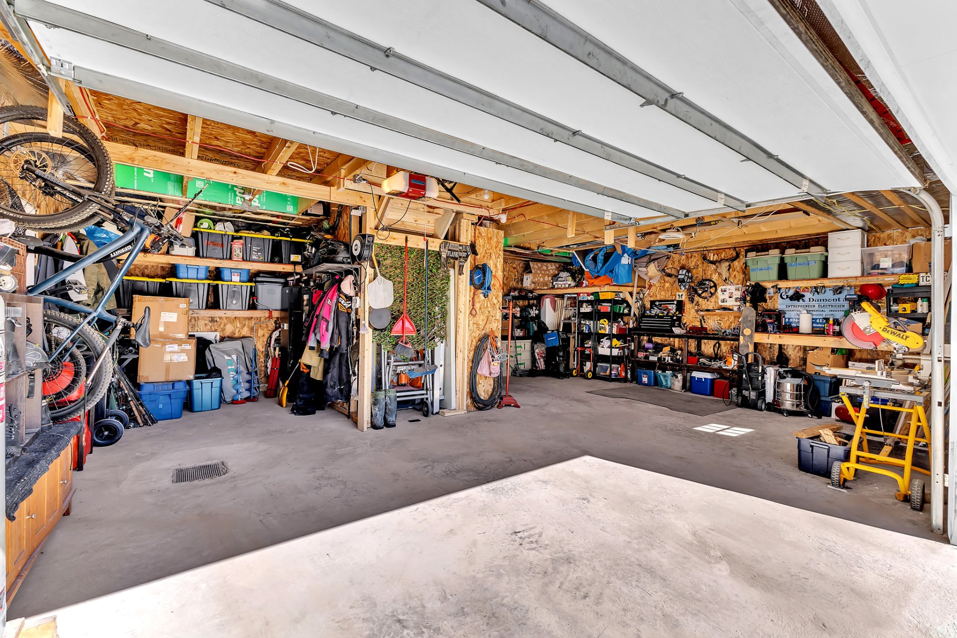 Garage - Garage/atelier. Espace pour une voiture et VTTs