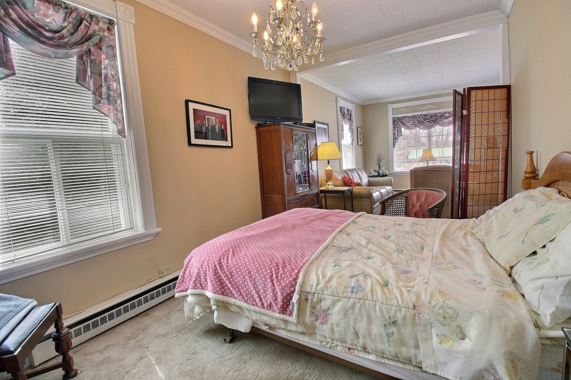 Salle à manger - Lit installé dans la salle à manger. Personne agée