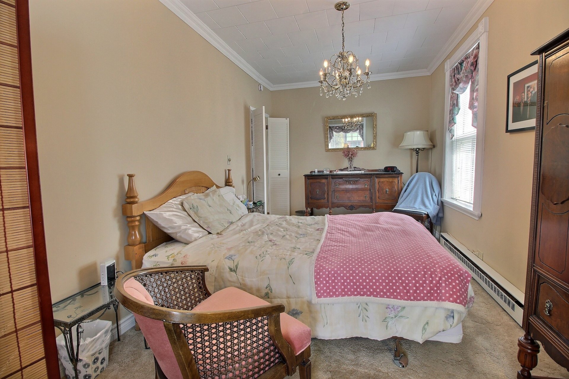 Salle à manger - Lit installé dans la salle à manger. Personne agée