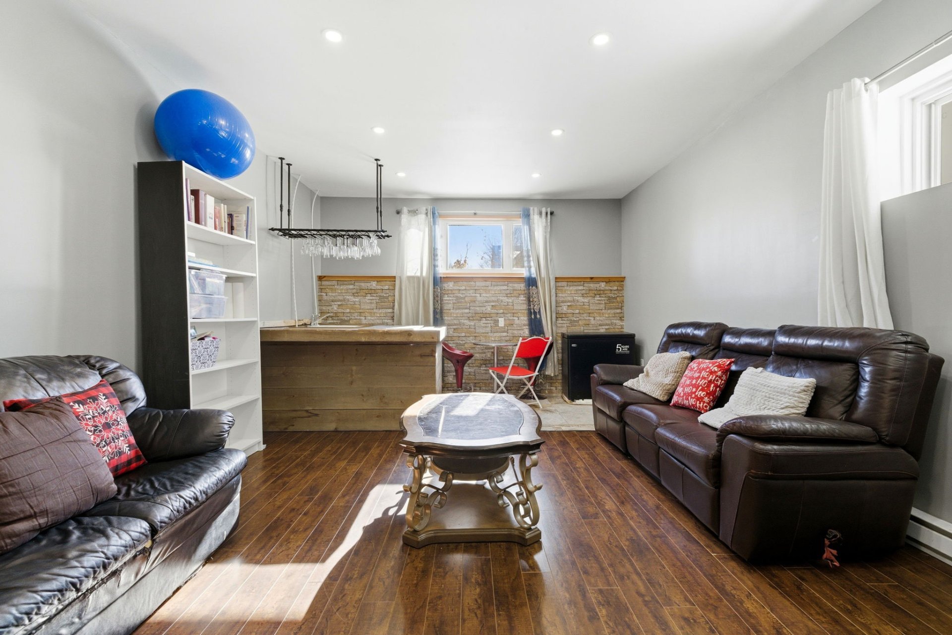 Salle familiale - sous-sol plafond 10 pied