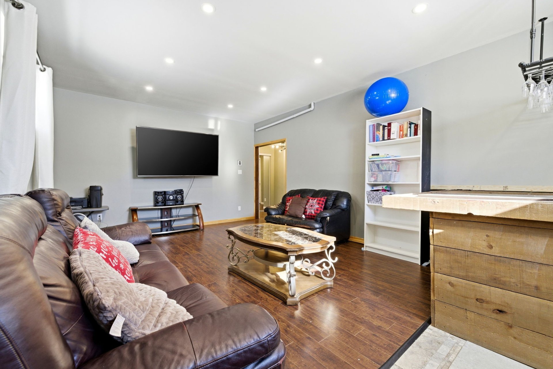 Salle familiale - sous-sol plafond 10 pied