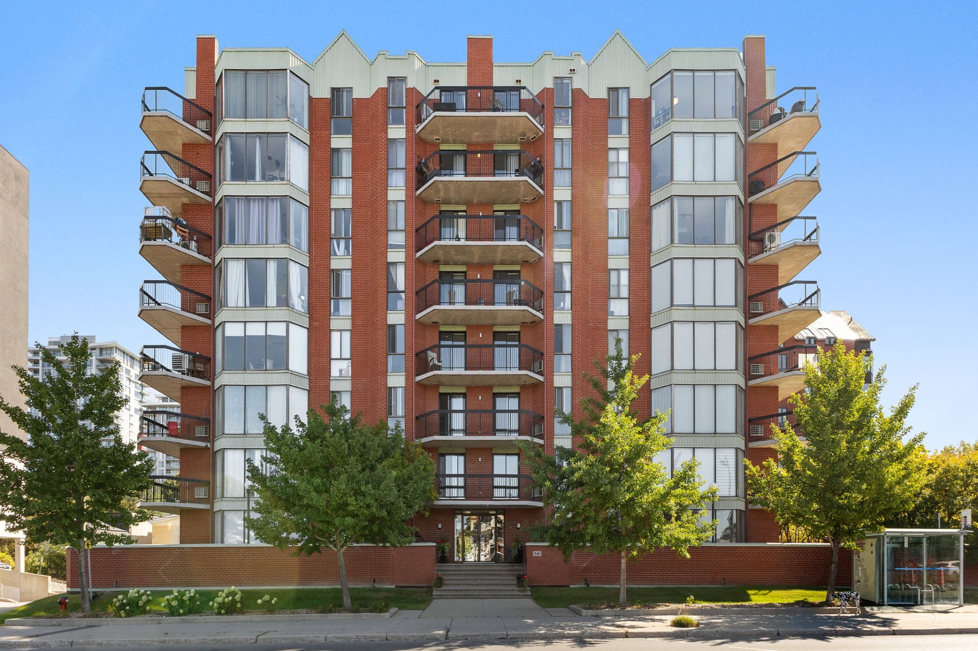 240 Boul. Maisonneuve 803