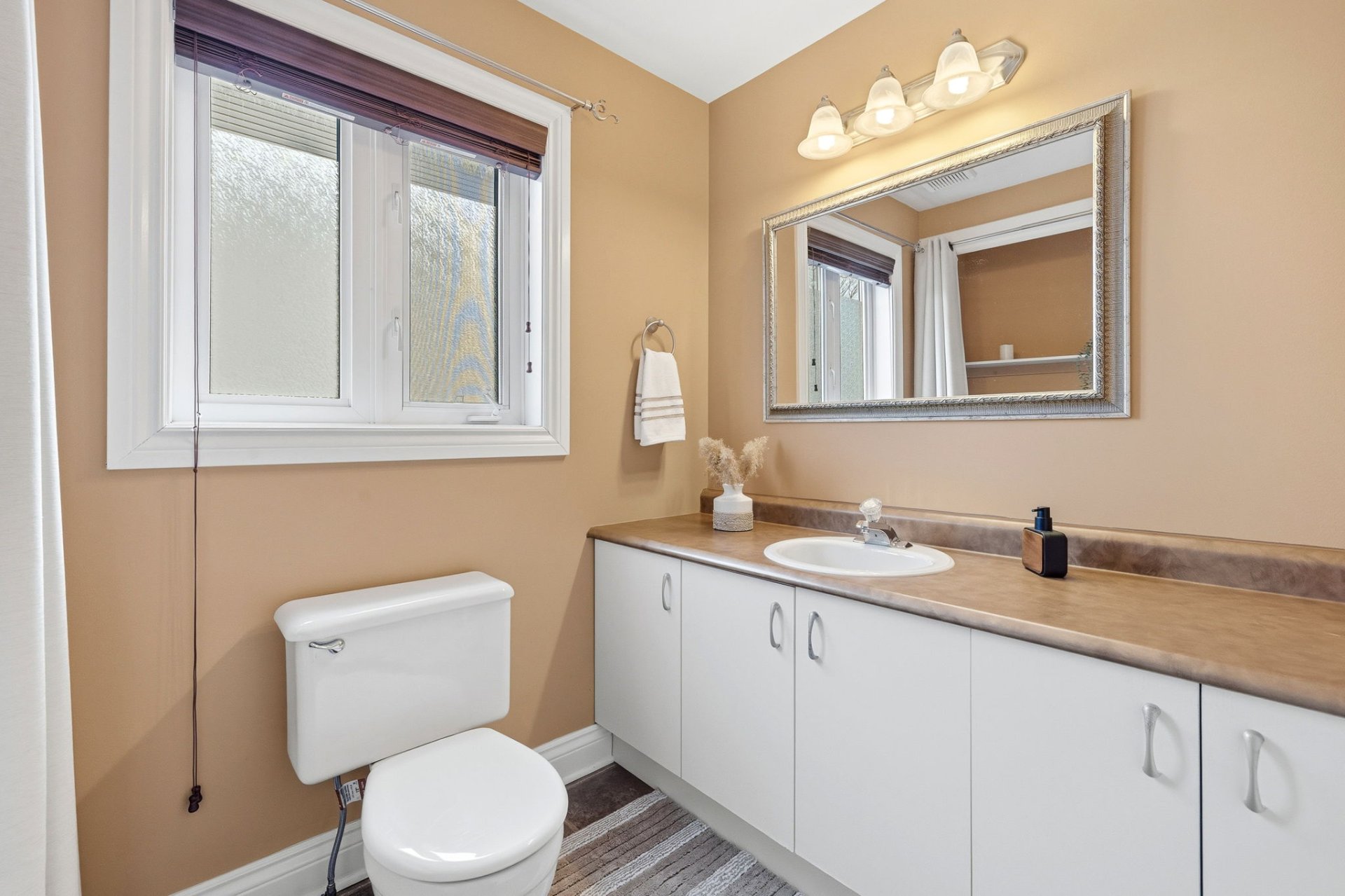 Salle d'eau - avec espace laveuse -sécheuse